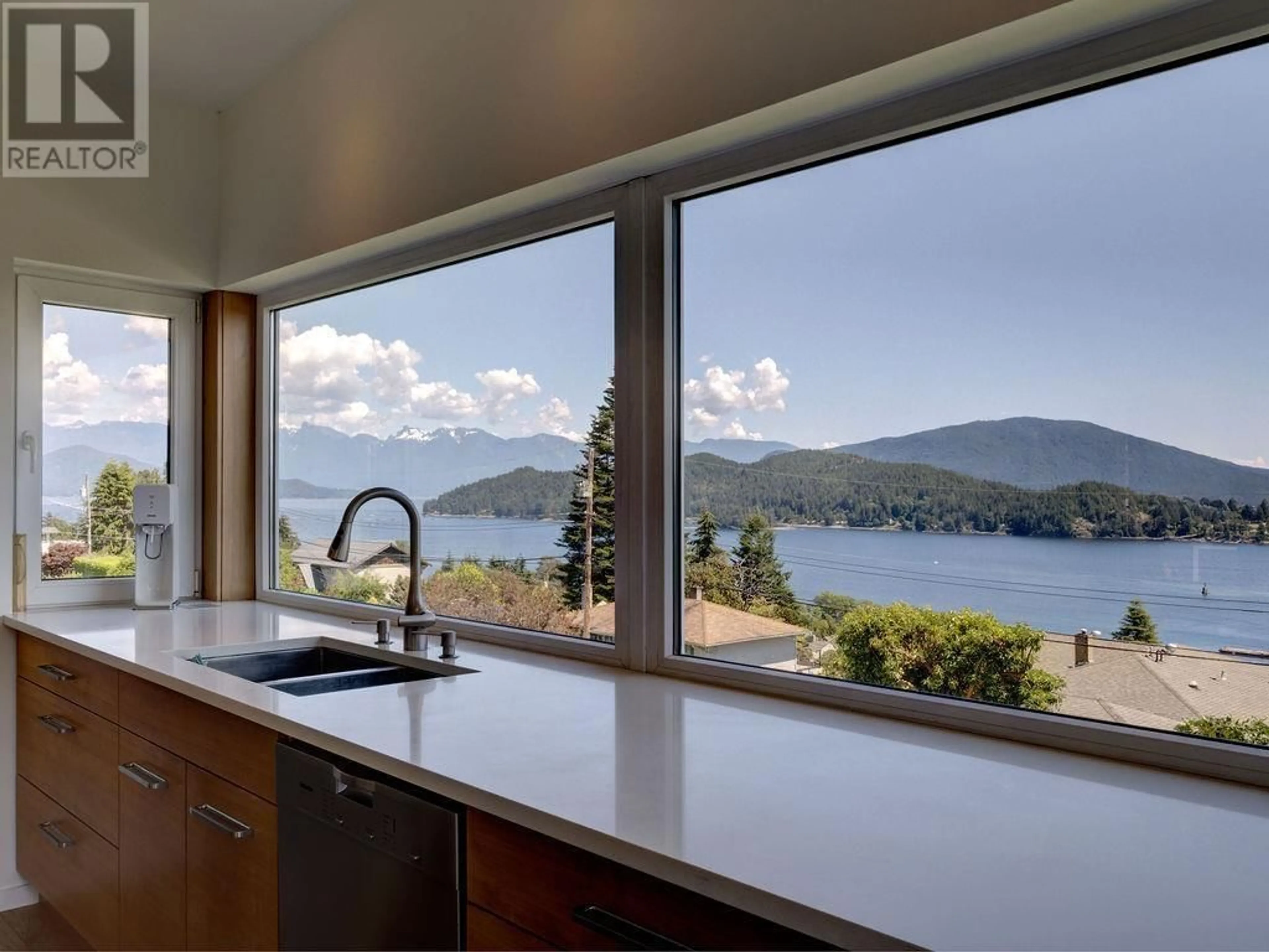 Contemporary kitchen for 537 ABBS ROAD, Gibsons British Columbia V0N1V0