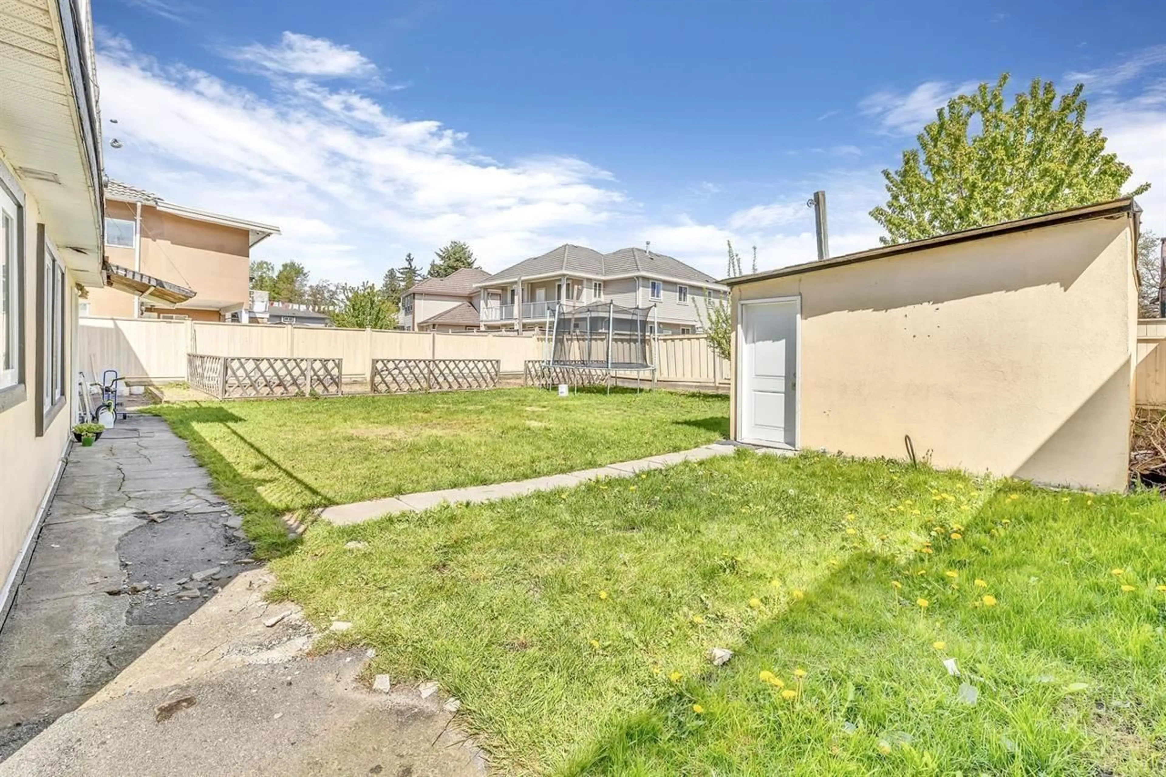 Fenced yard for 9546 126 STREET, Surrey British Columbia V3V5C8