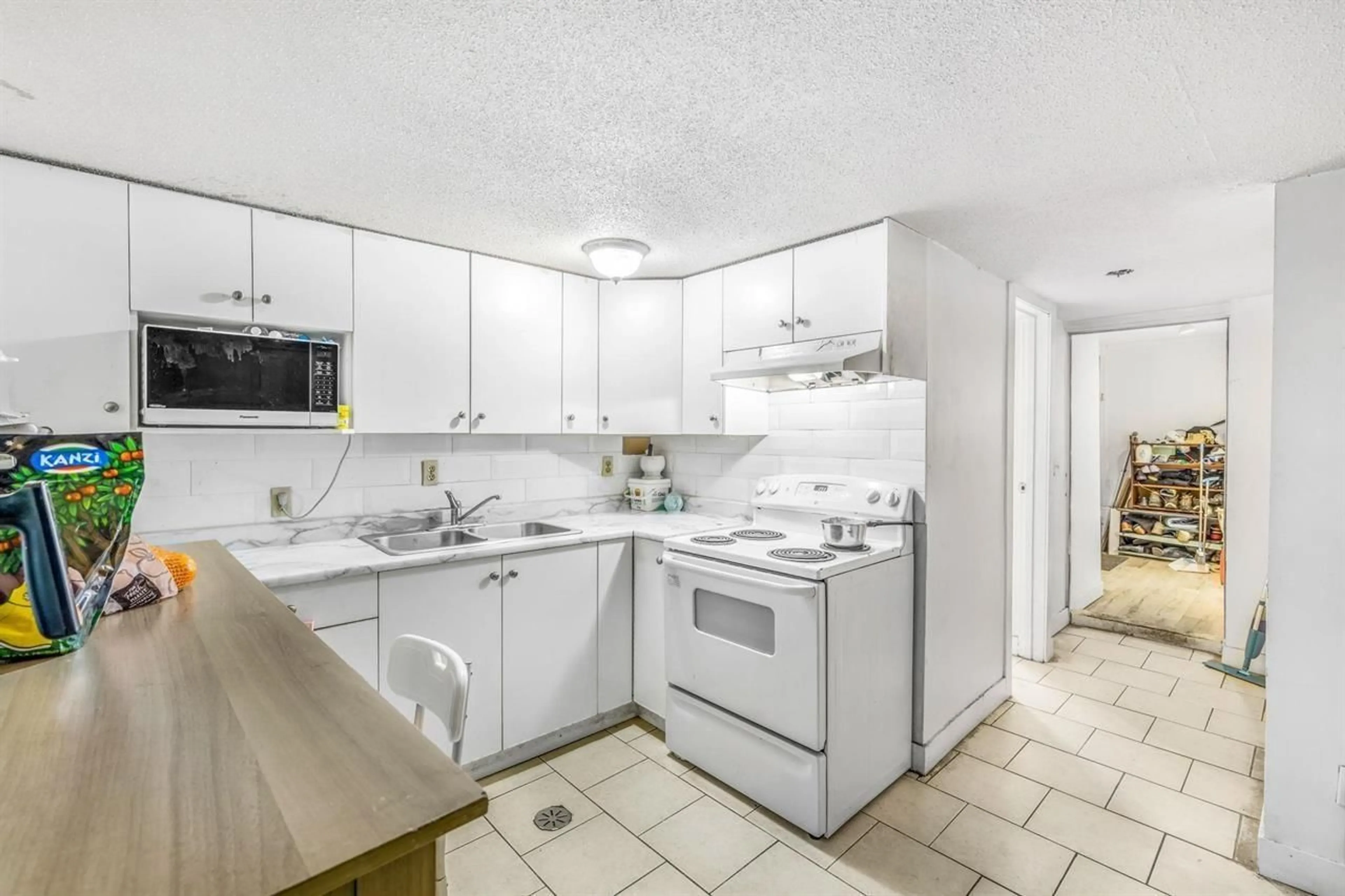 Standard kitchen for 9546 126 STREET, Surrey British Columbia V3V5C8