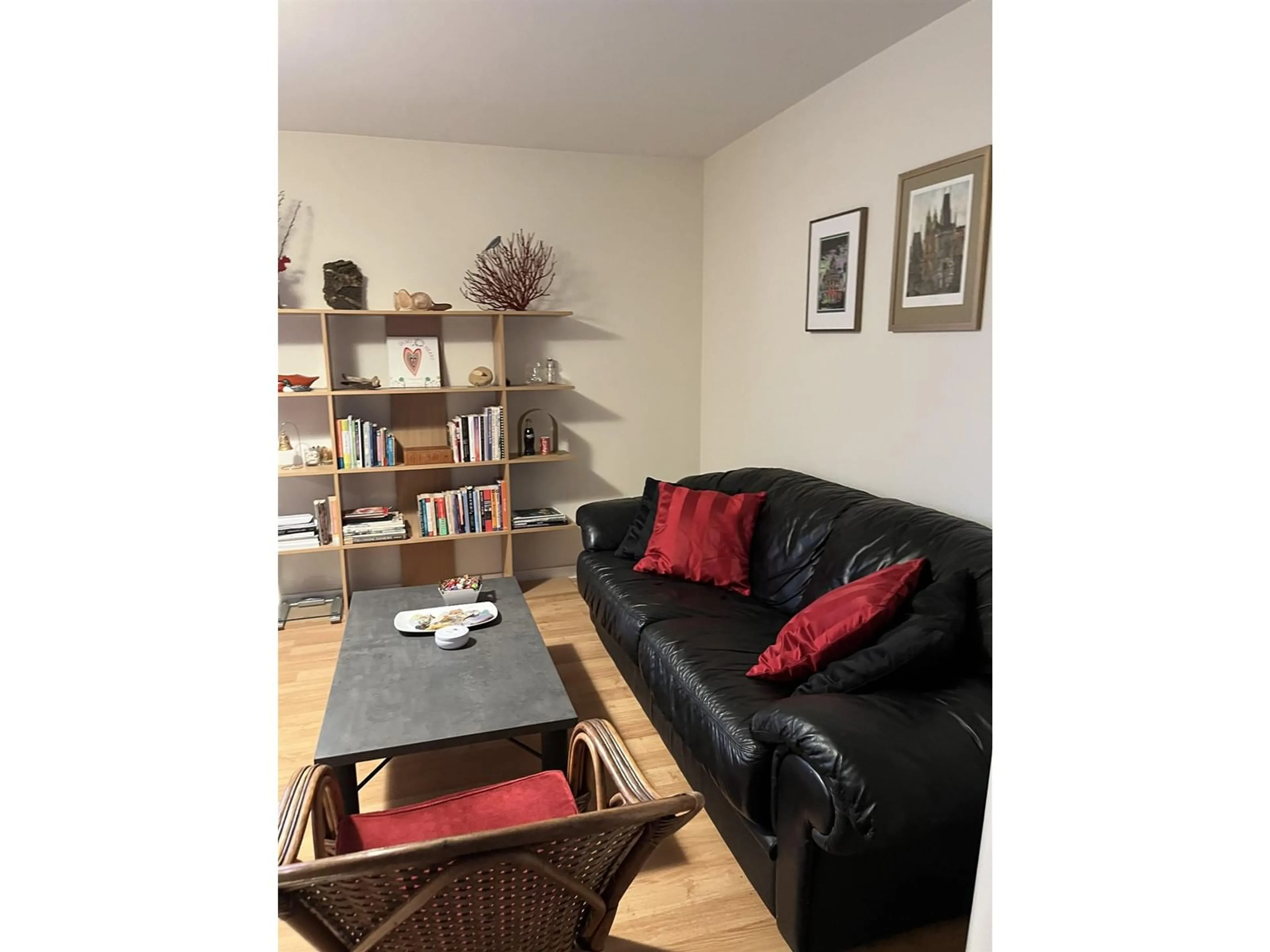 Living room with furniture, wood/laminate floor for 62 31313 LIVINGSTONE AVENUE, Abbotsford British Columbia V2T4T1