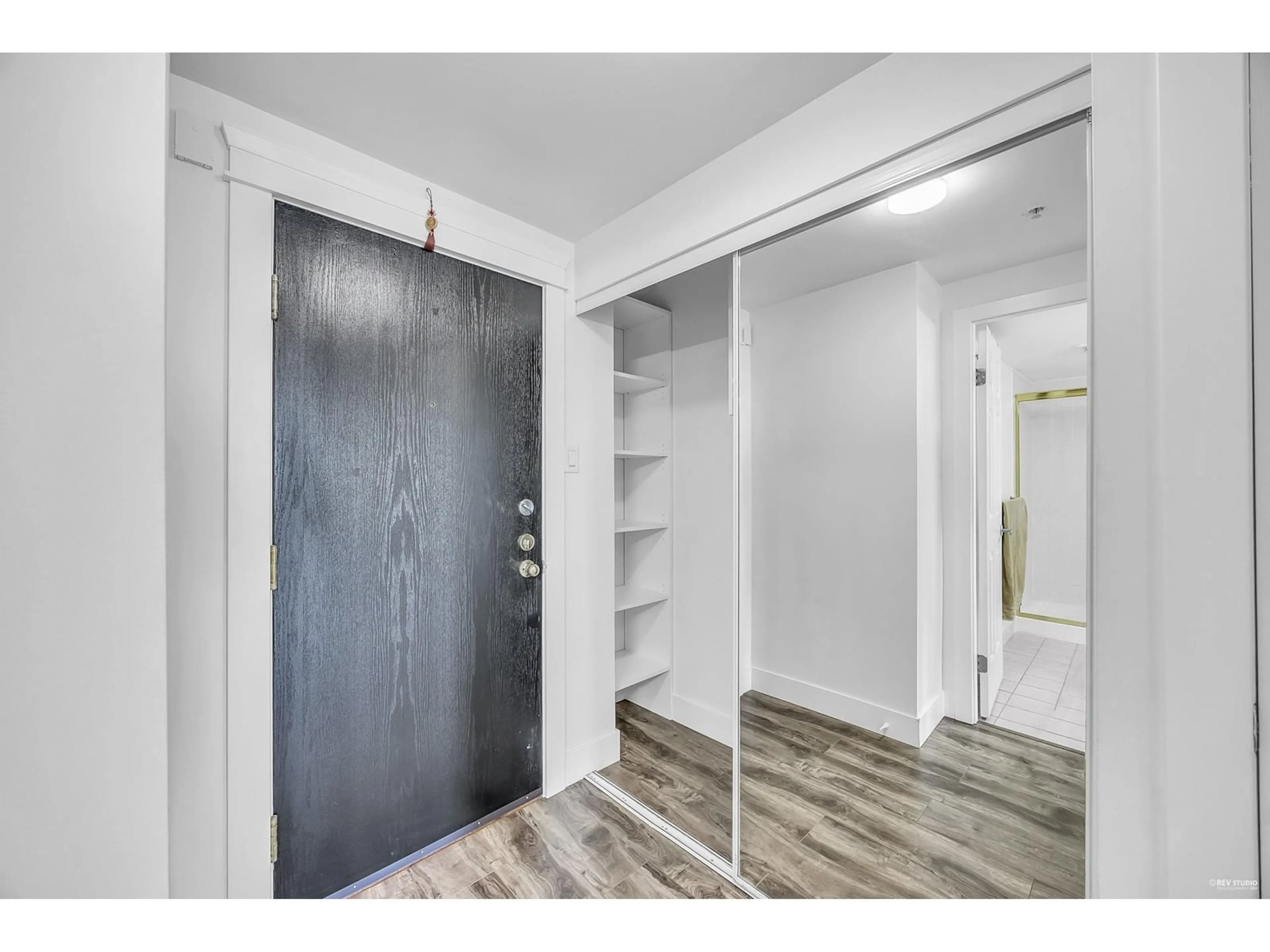 Indoor entryway for 1608 10082 148 STREET, Surrey British Columbia V3R0S3