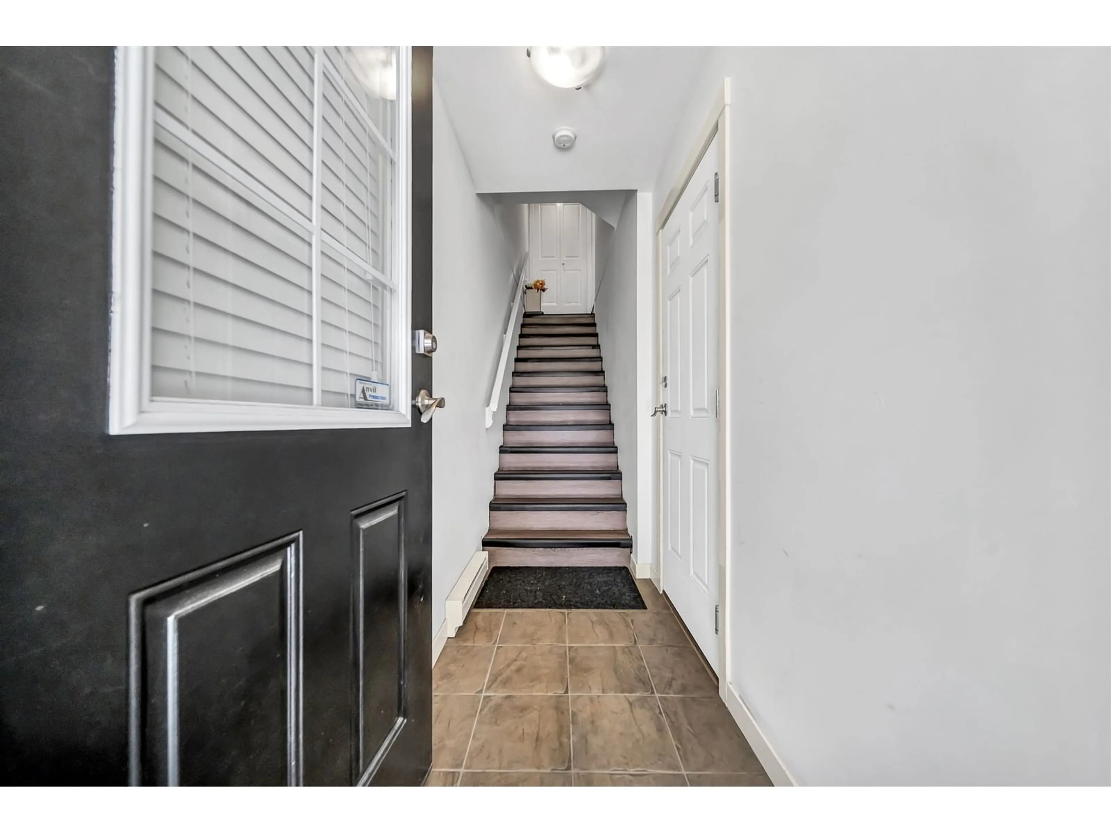 Indoor foyer for 25 16789 60 AVENUE, Surrey British Columbia V3S1S8