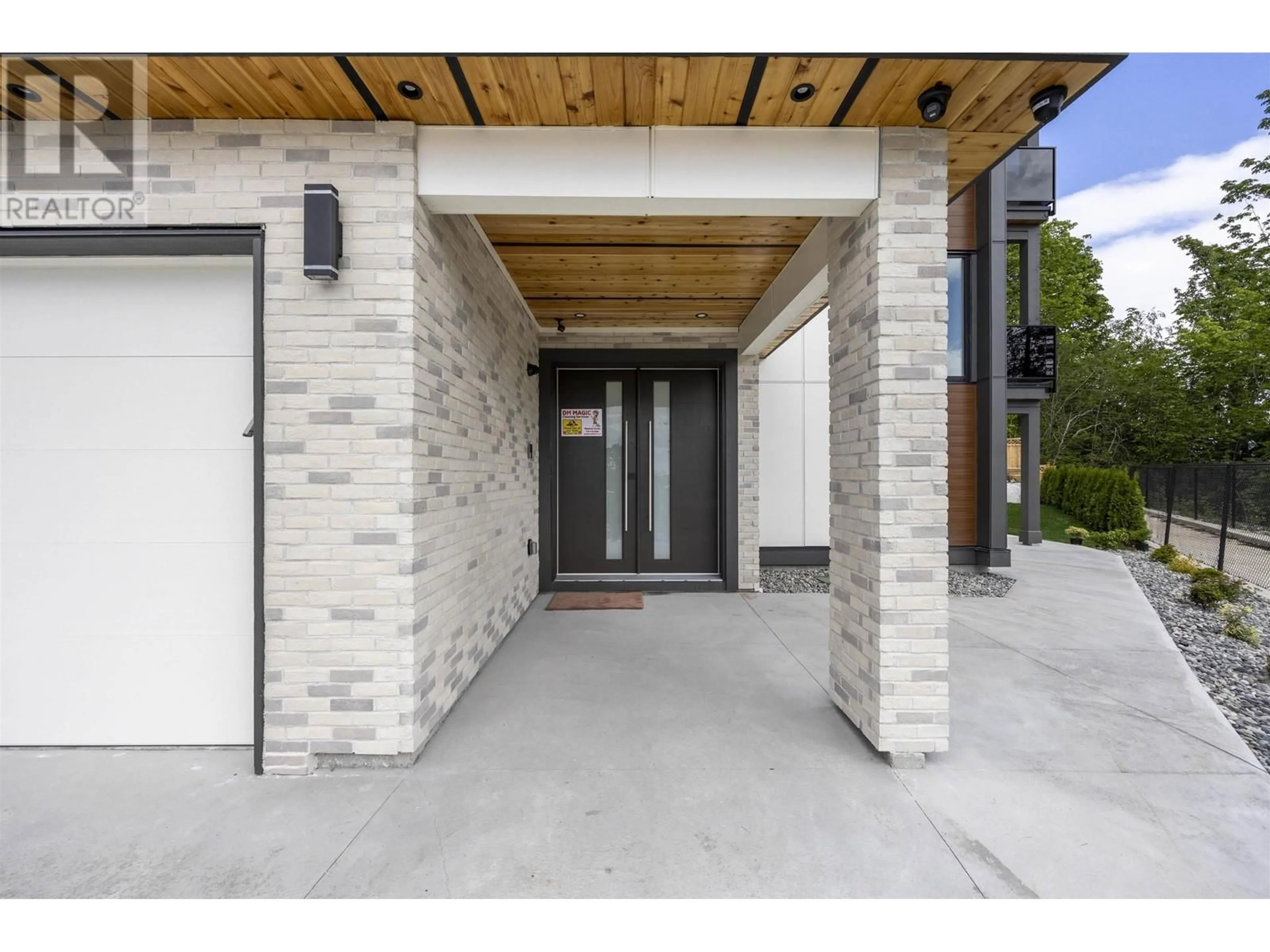 Indoor entryway, cement floor for 2271 MONASHEE COURT, Coquitlam British Columbia V3K6P7