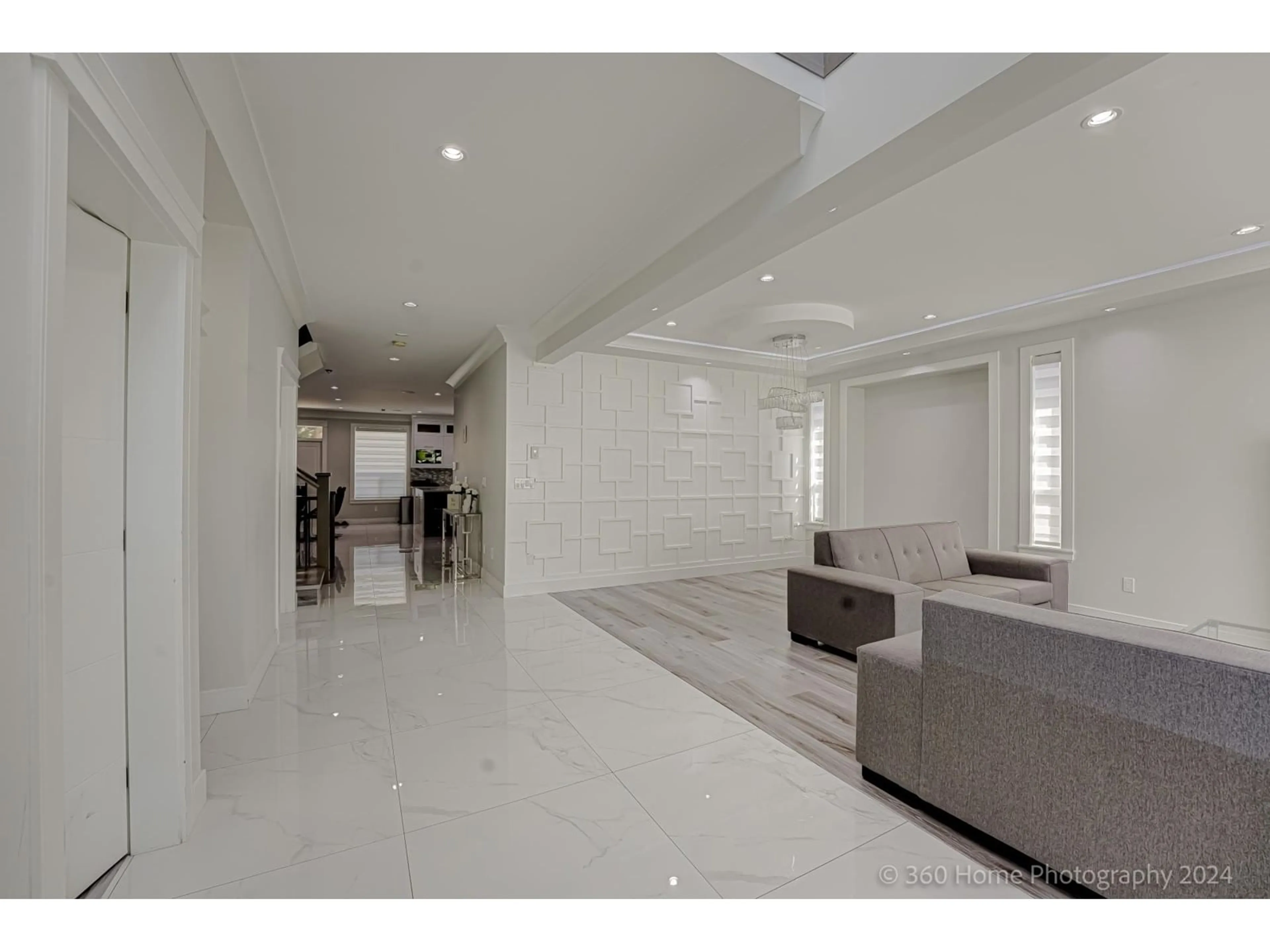 Indoor foyer for 9093 BUCHANAN, Surrey British Columbia V3V6E4