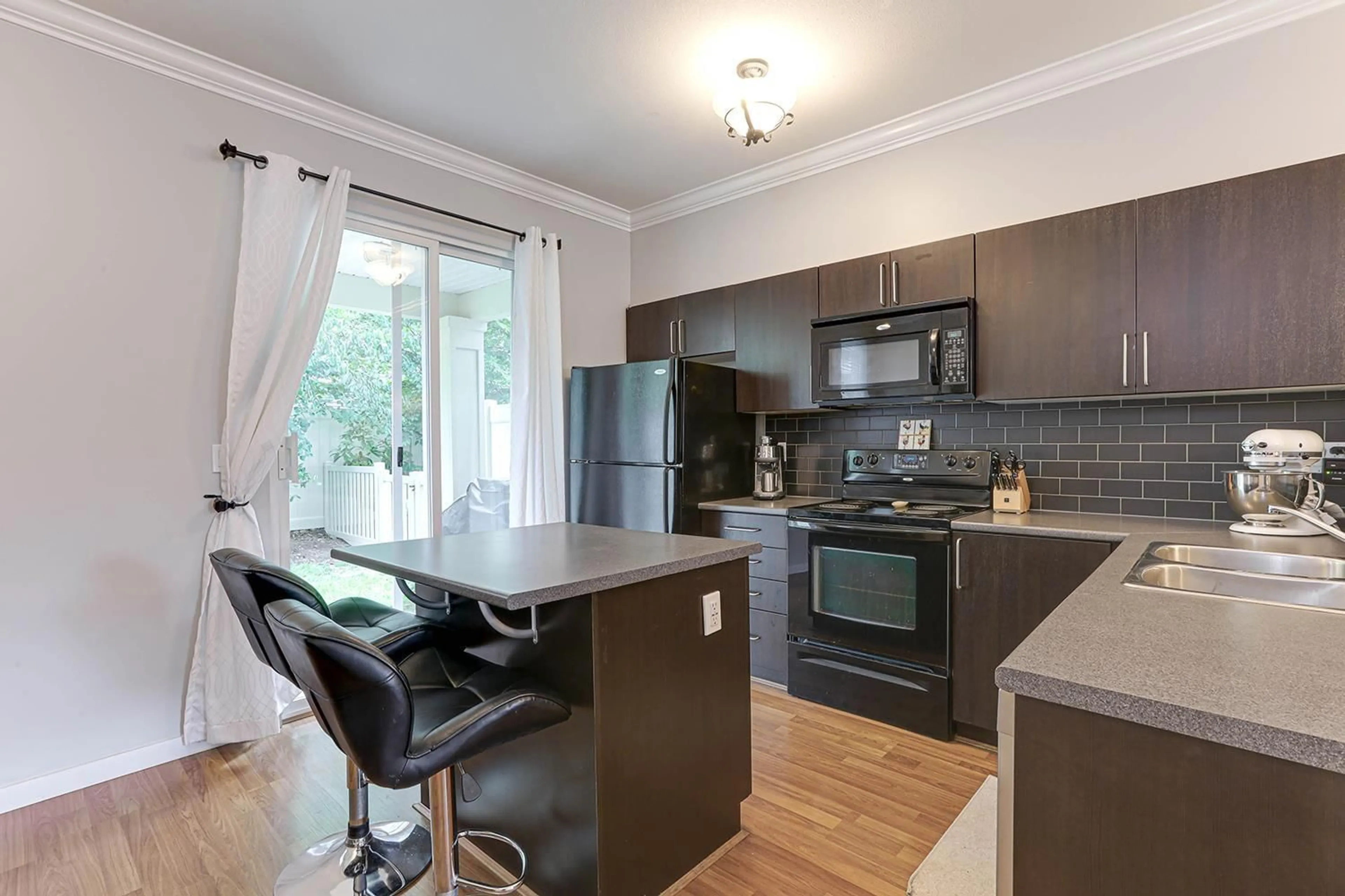 Standard kitchen for 65 6575 192 STREET, Surrey British Columbia V4N5T8