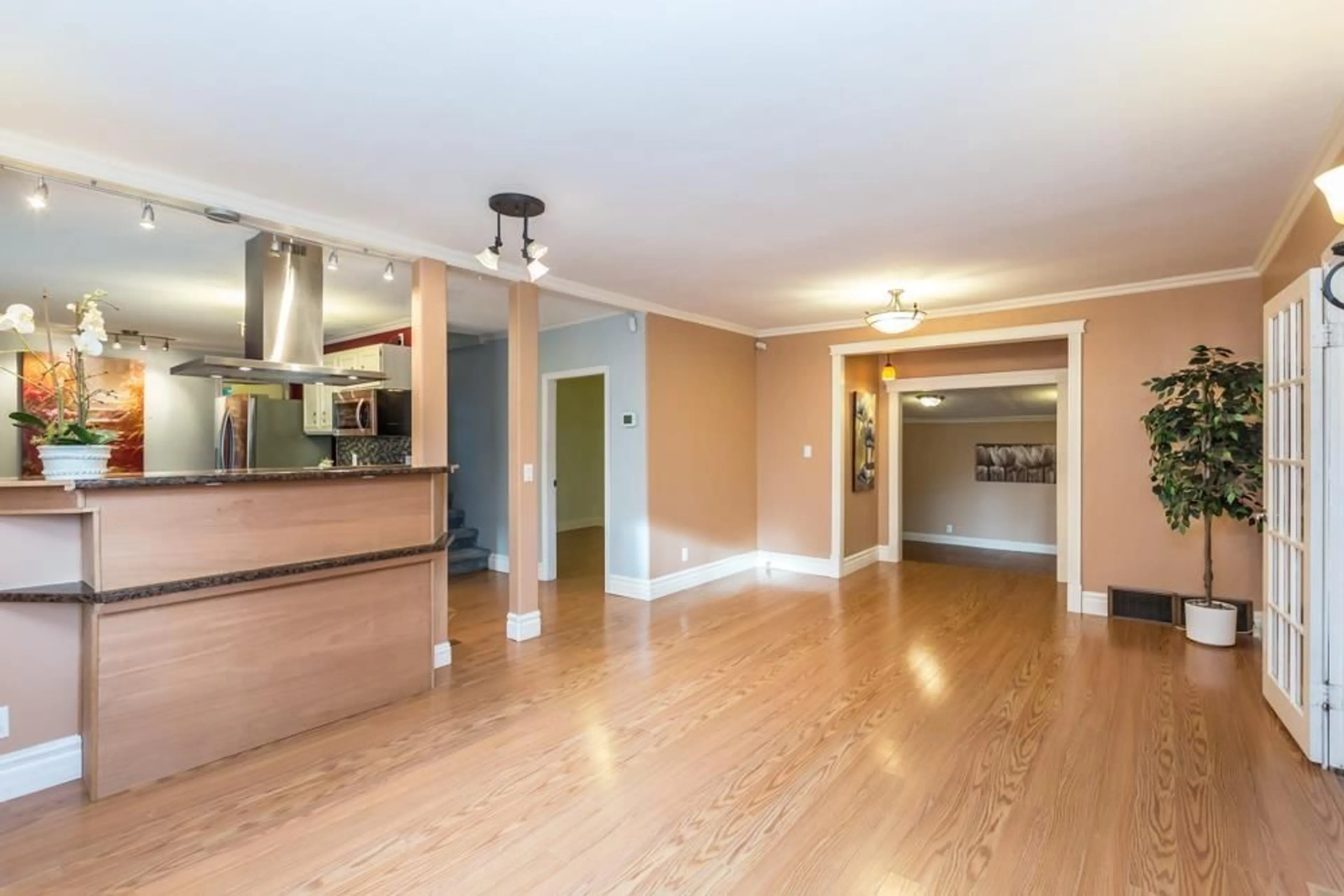 Indoor foyer for 1559 161 STREET, Surrey British Columbia V4A4X9