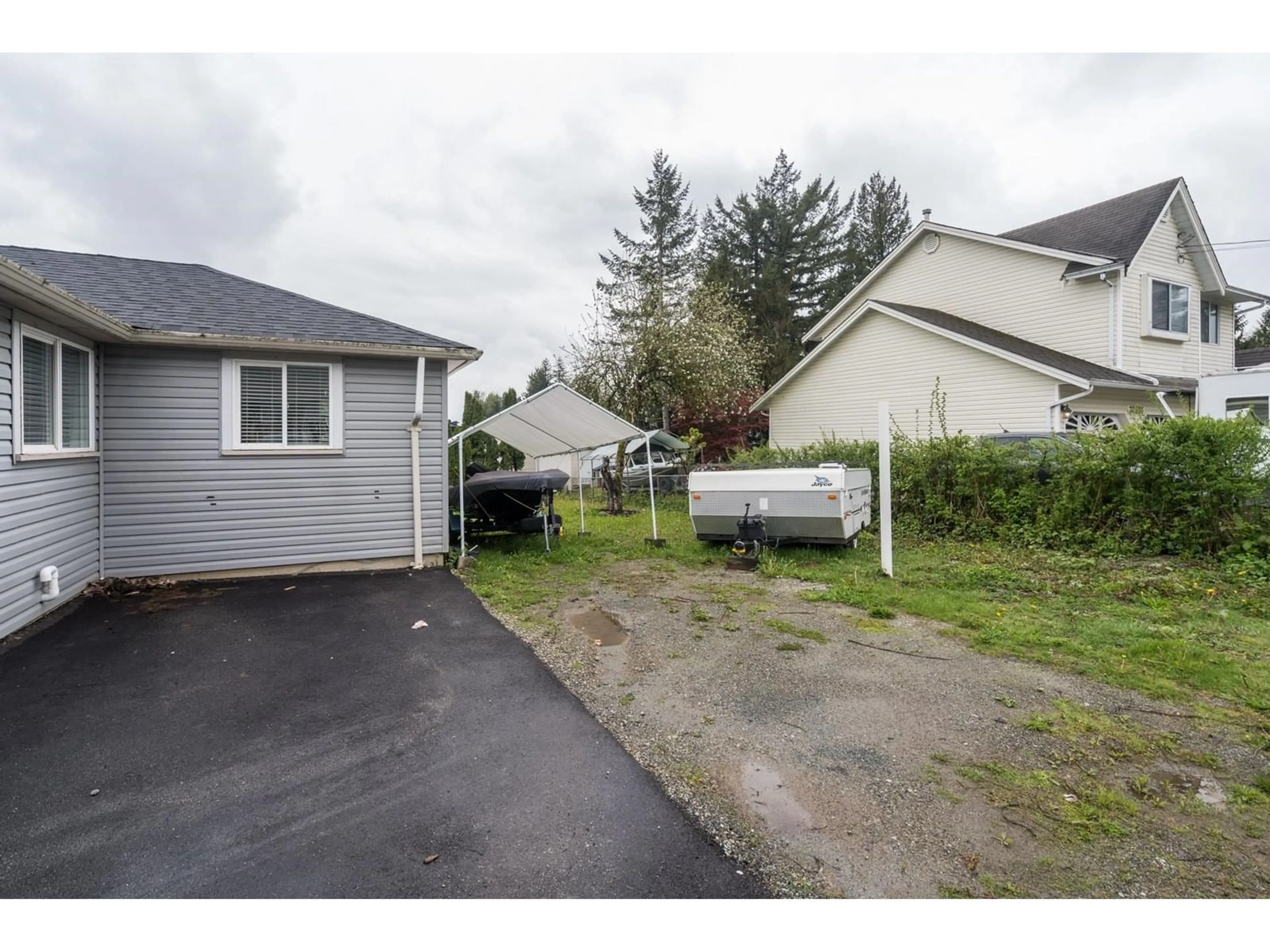 Fenced yard for 32944 14 AVENUE, Mission British Columbia V2V2P2