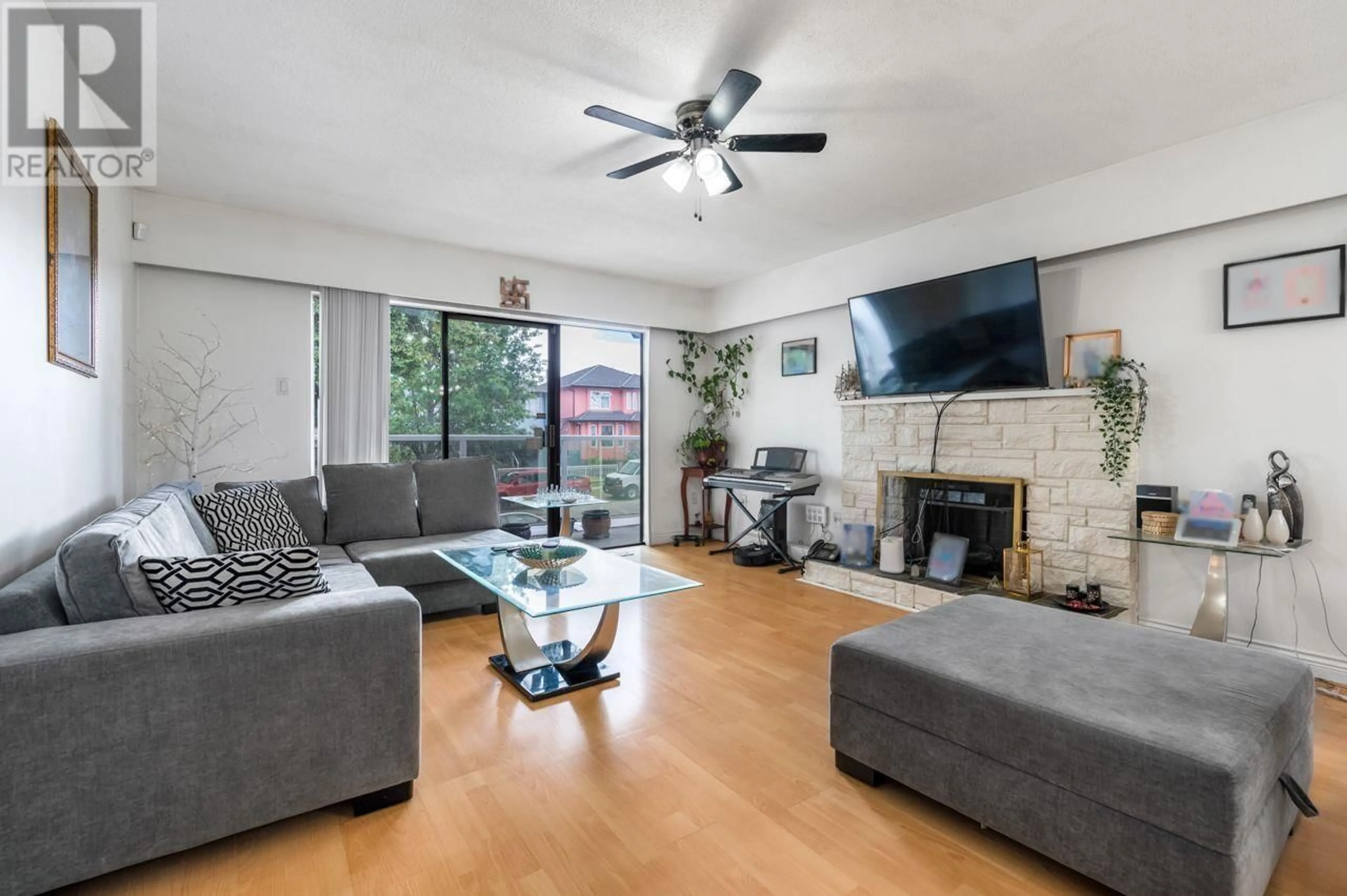 Living room, wood floors for 5907 BATTISON STREET, Vancouver British Columbia V5R4M7