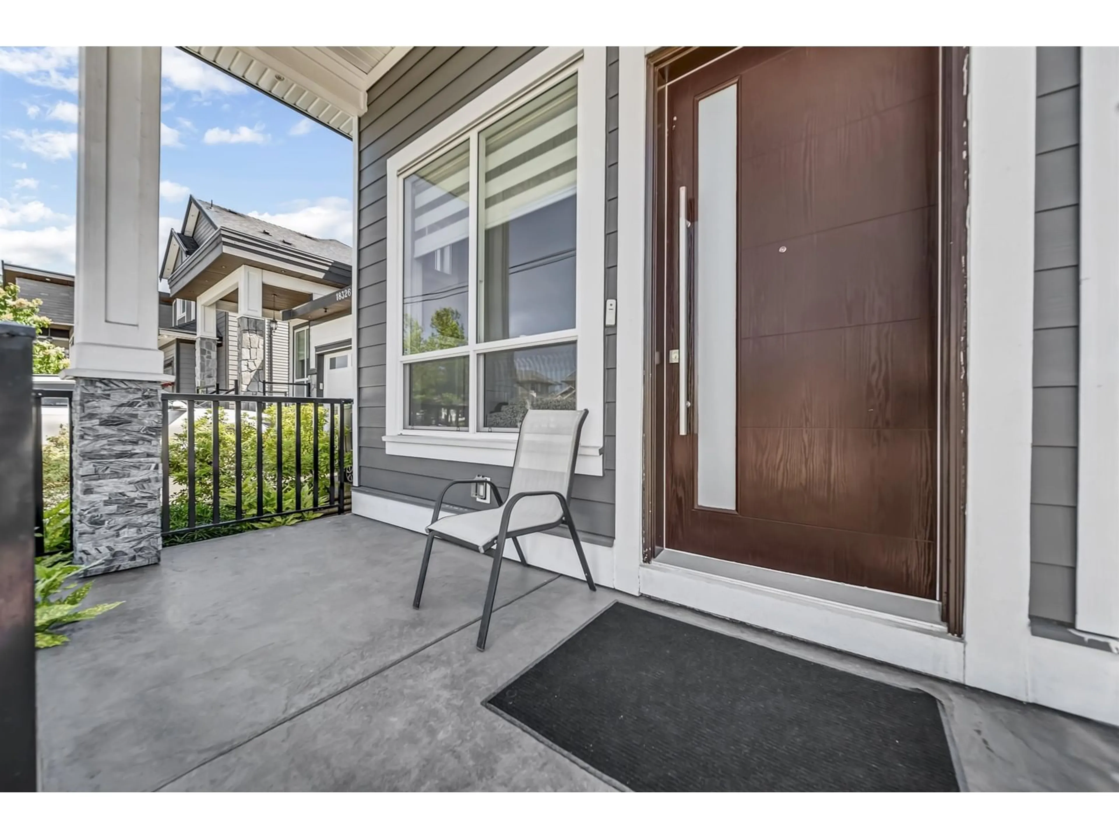 Indoor entryway for 18318 68 AVENUE, Surrey British Columbia V3S9H5