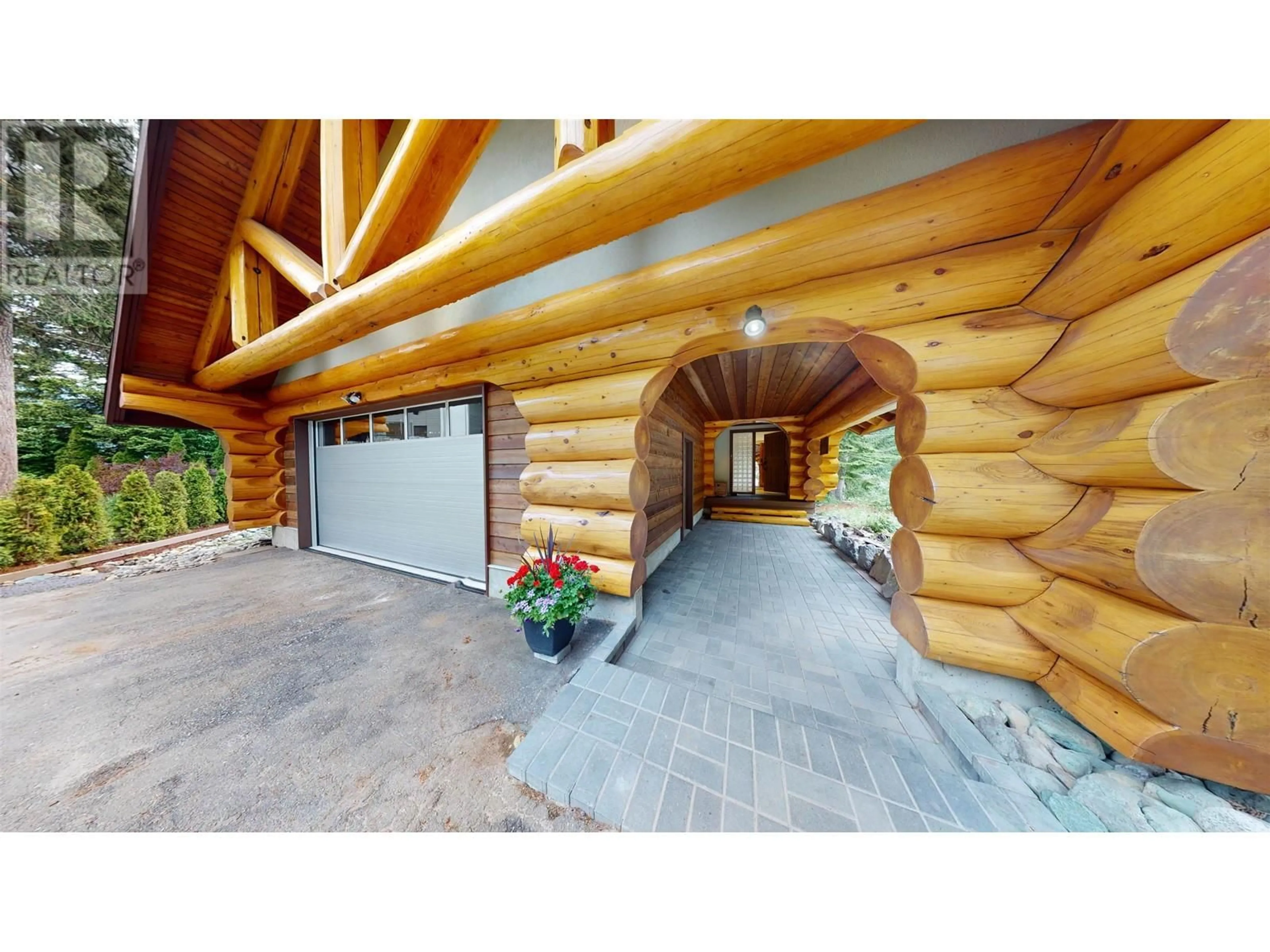 Indoor foyer for 8325 MOUNTAINVIEW DRIVE, Whistler British Columbia V8E0G3