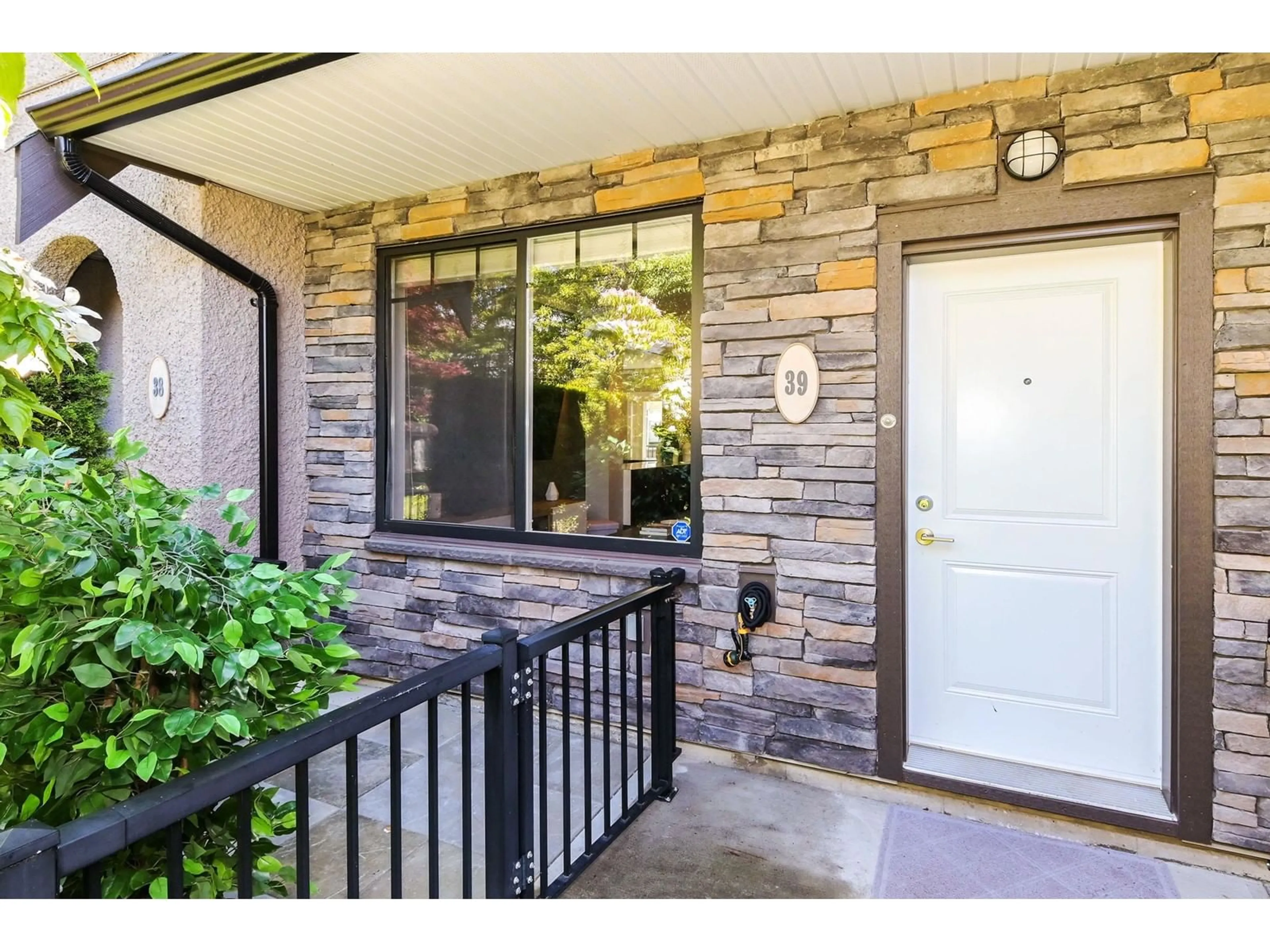 Indoor entryway for 39 6895 188 STREET, Surrey British Columbia V4N6M3