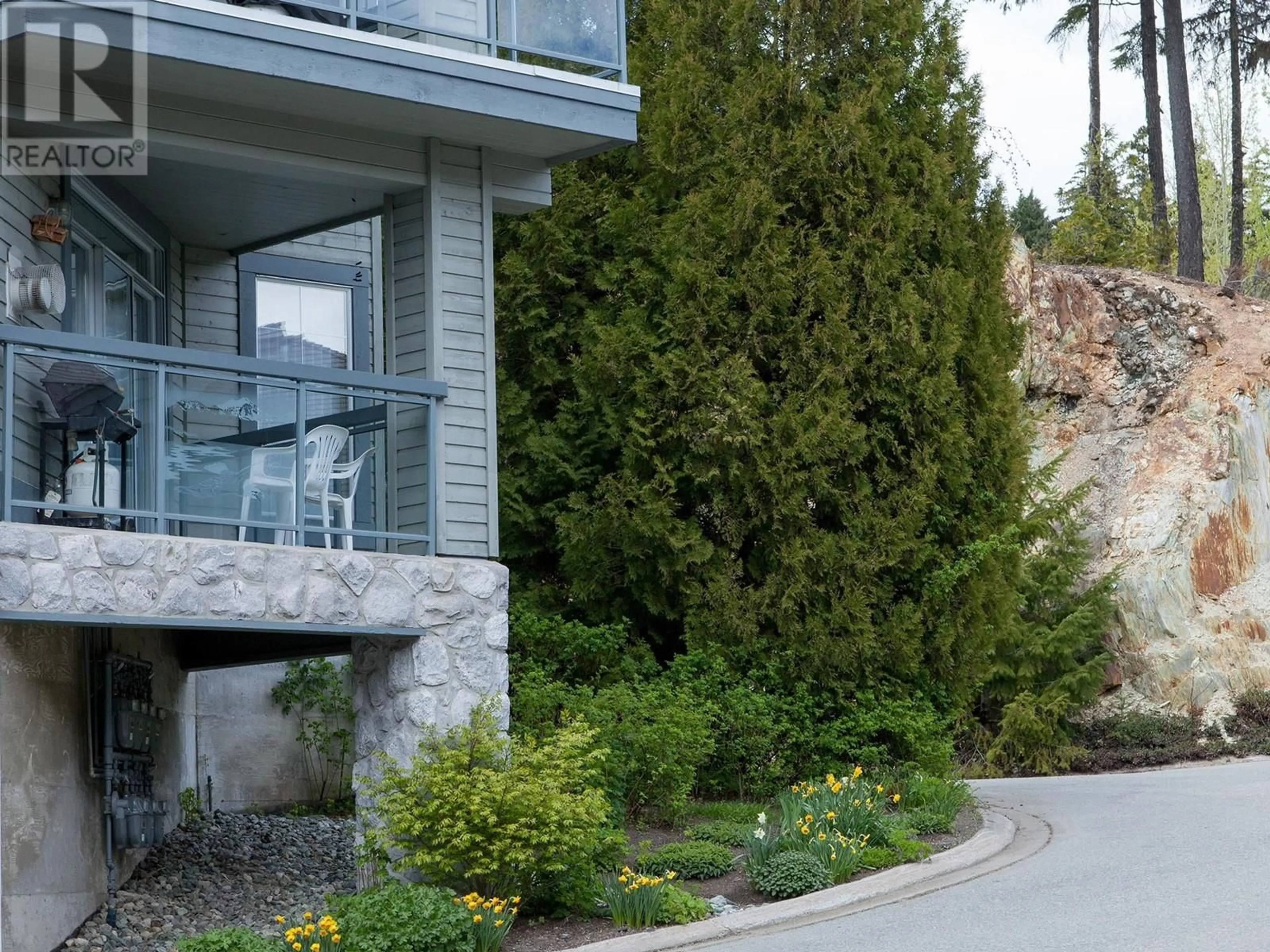 Frontside or backside of a home, the street view for 404 3201 BLUEBERRY DRIVE, Whistler British Columbia V8E0T4