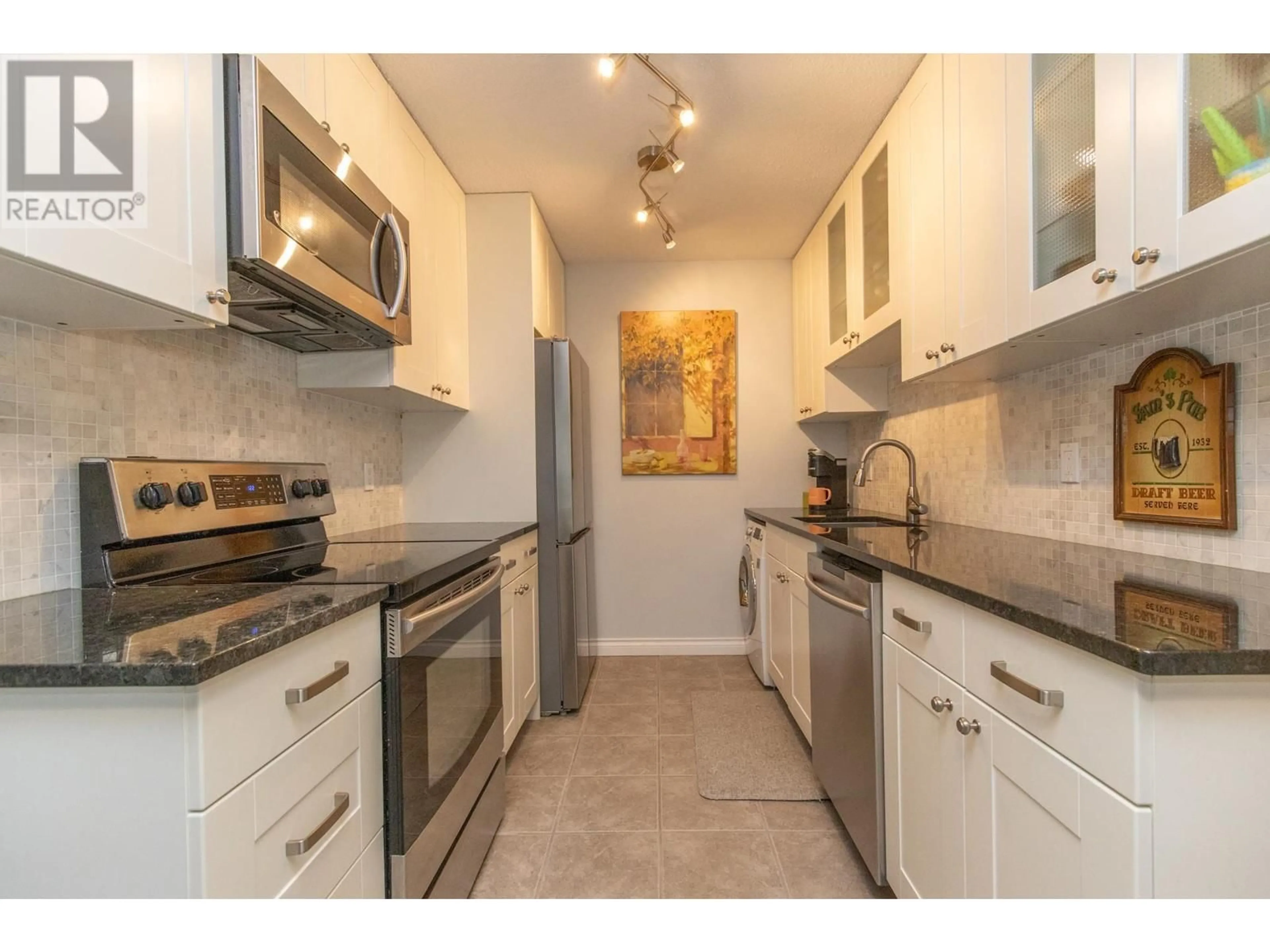 Standard kitchen for 214 211 W 3RD STREET, North Vancouver British Columbia V7M1E9