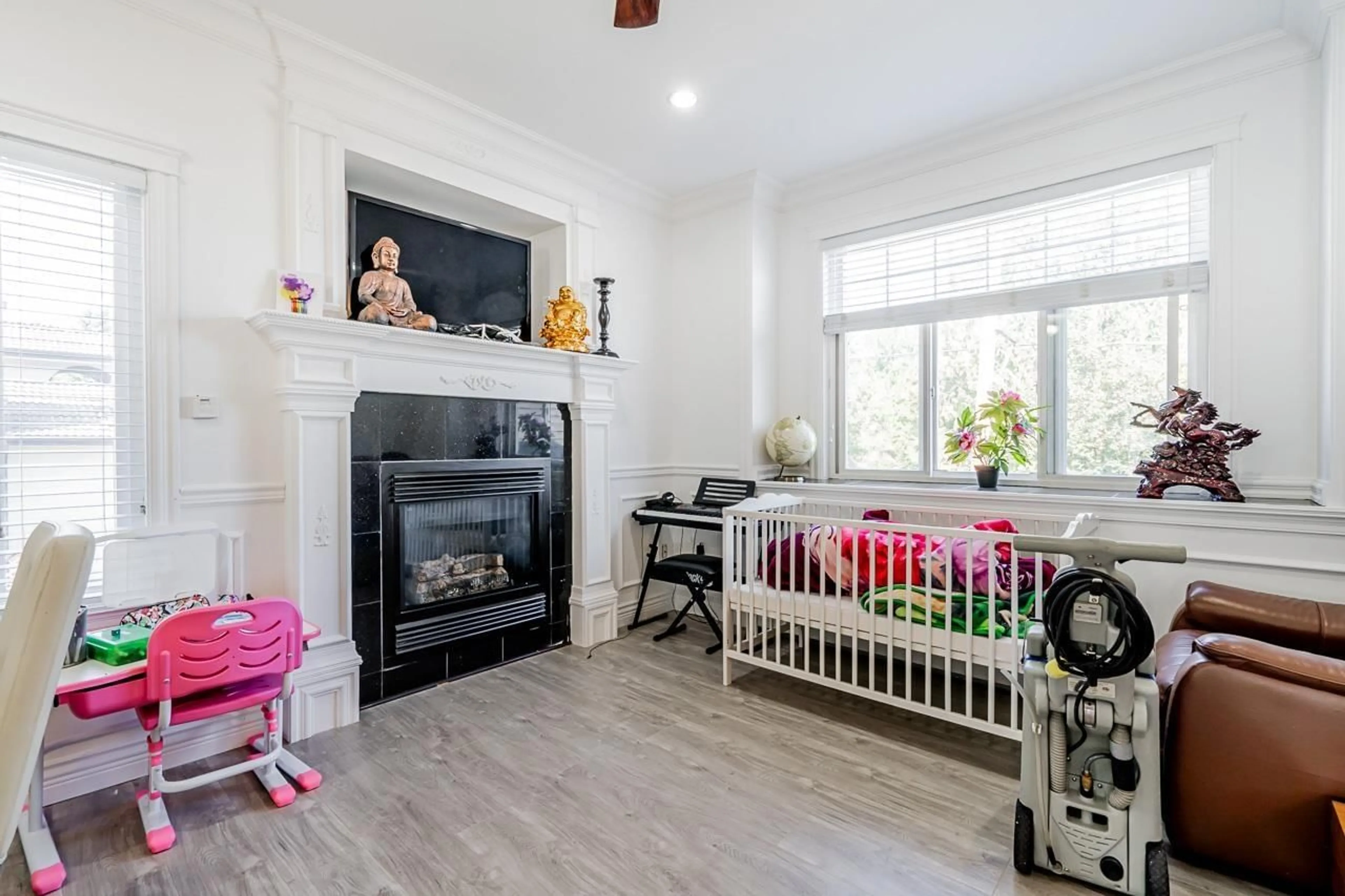 Living room for 15984 92 AVENUE, Surrey British Columbia V4N2X6