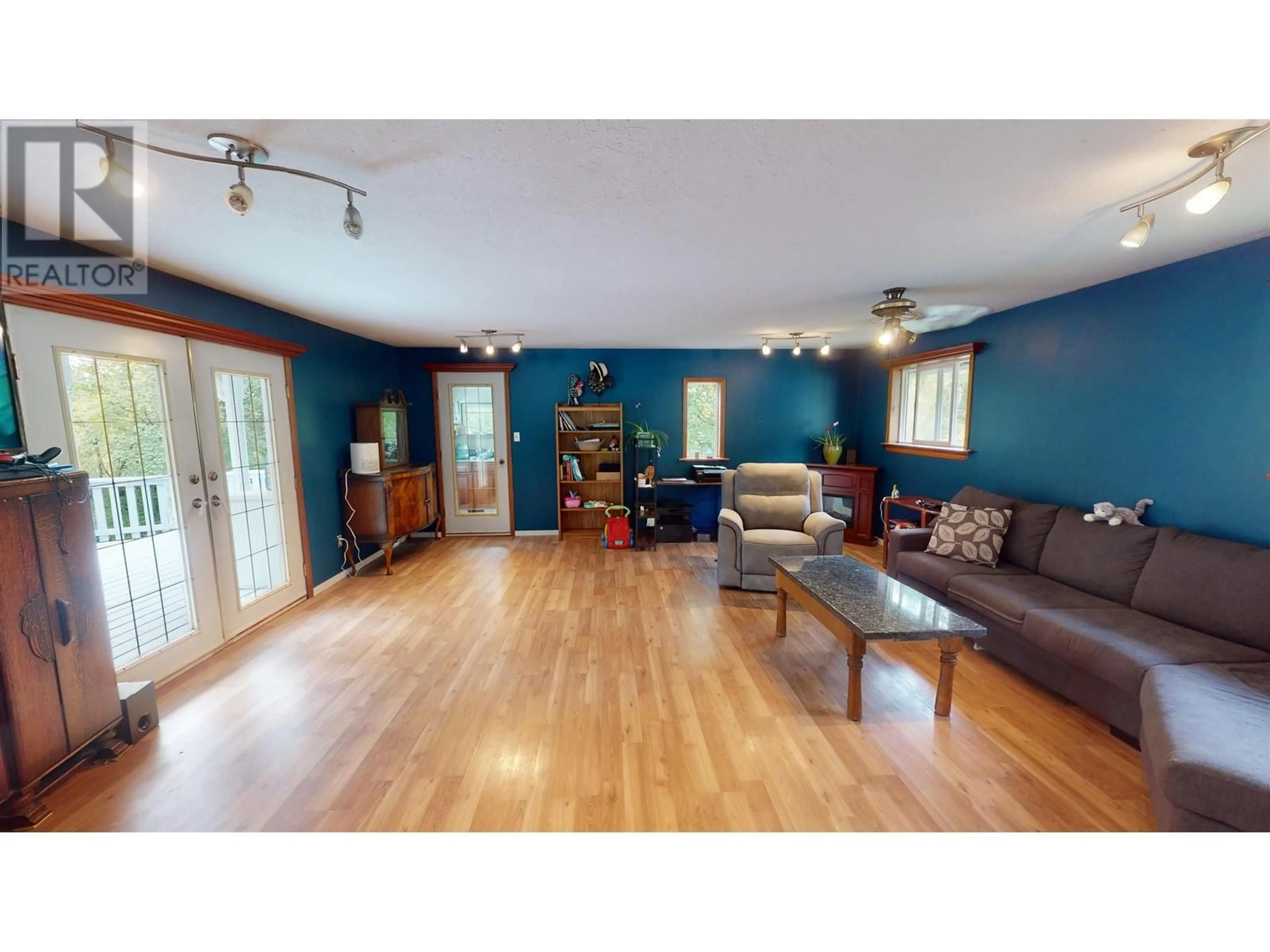 Living room with furniture, wood/laminate floor for 1181 BERNADETTE ROAD, Quesnel British Columbia V2J6H9