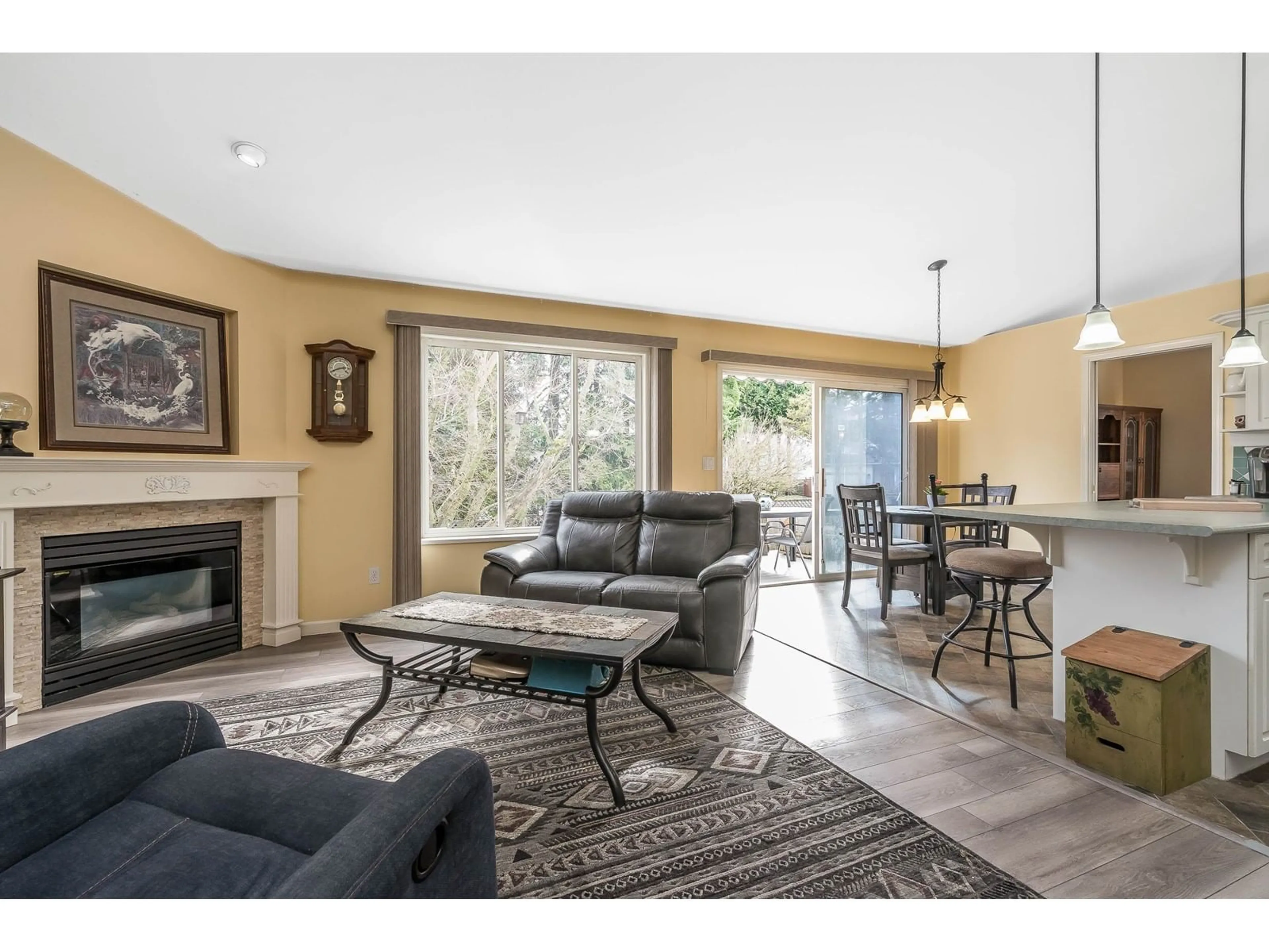 Living room for 7946 167A STREET, Surrey British Columbia V4N0G8