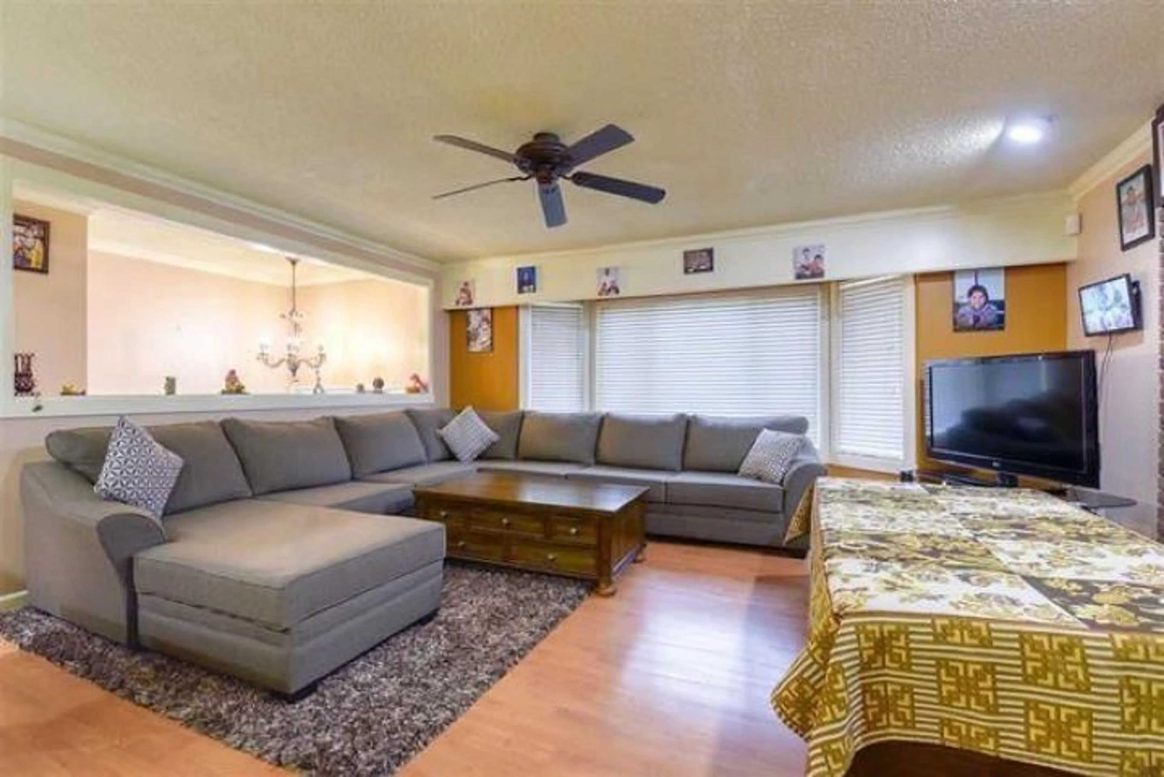 Living room for 13098 95 AVENUE, Surrey British Columbia V3V1P3