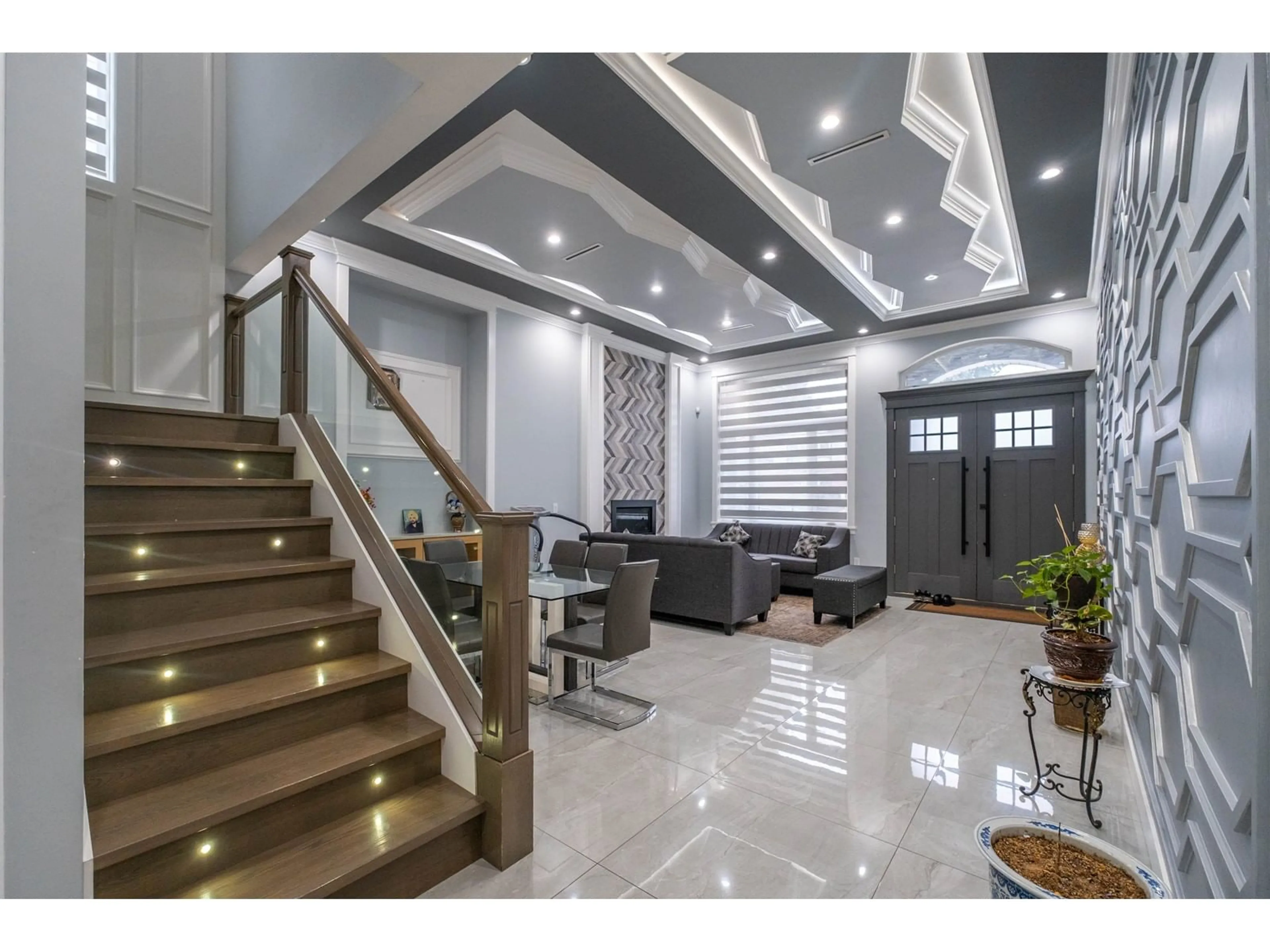 Indoor foyer for 12711 104A AVENUE, Surrey British Columbia V3V6C1