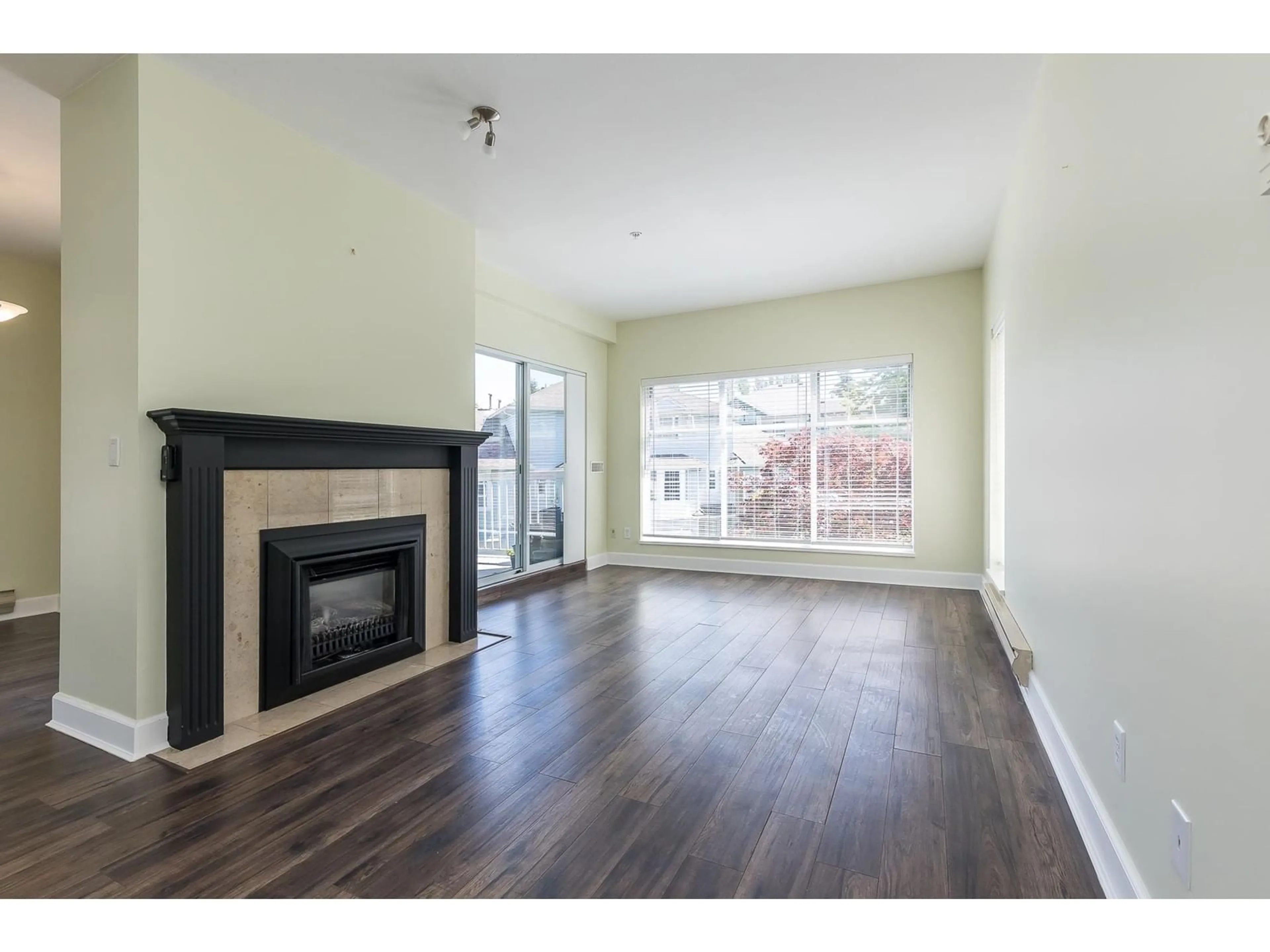 Living room for 226 13911 70 AVENUE, Surrey British Columbia V3W6B4