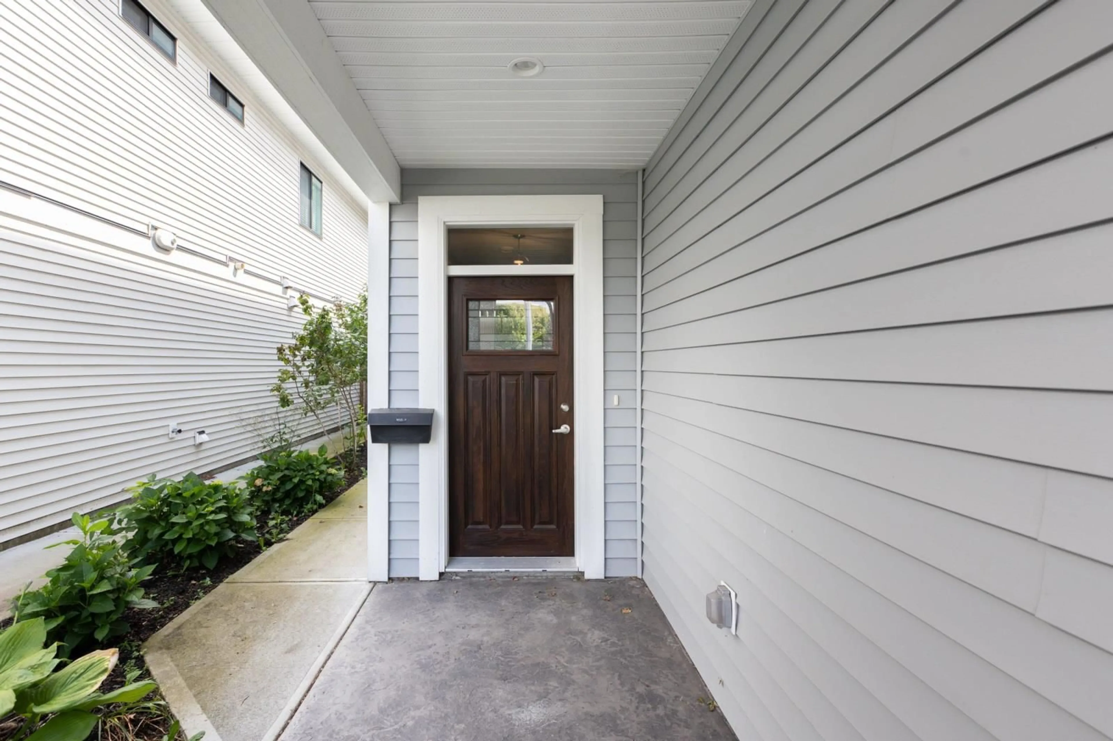 Indoor entryway, wood floors for 46920 ACORN AVENUE, Chilliwack British Columbia V2P2H7