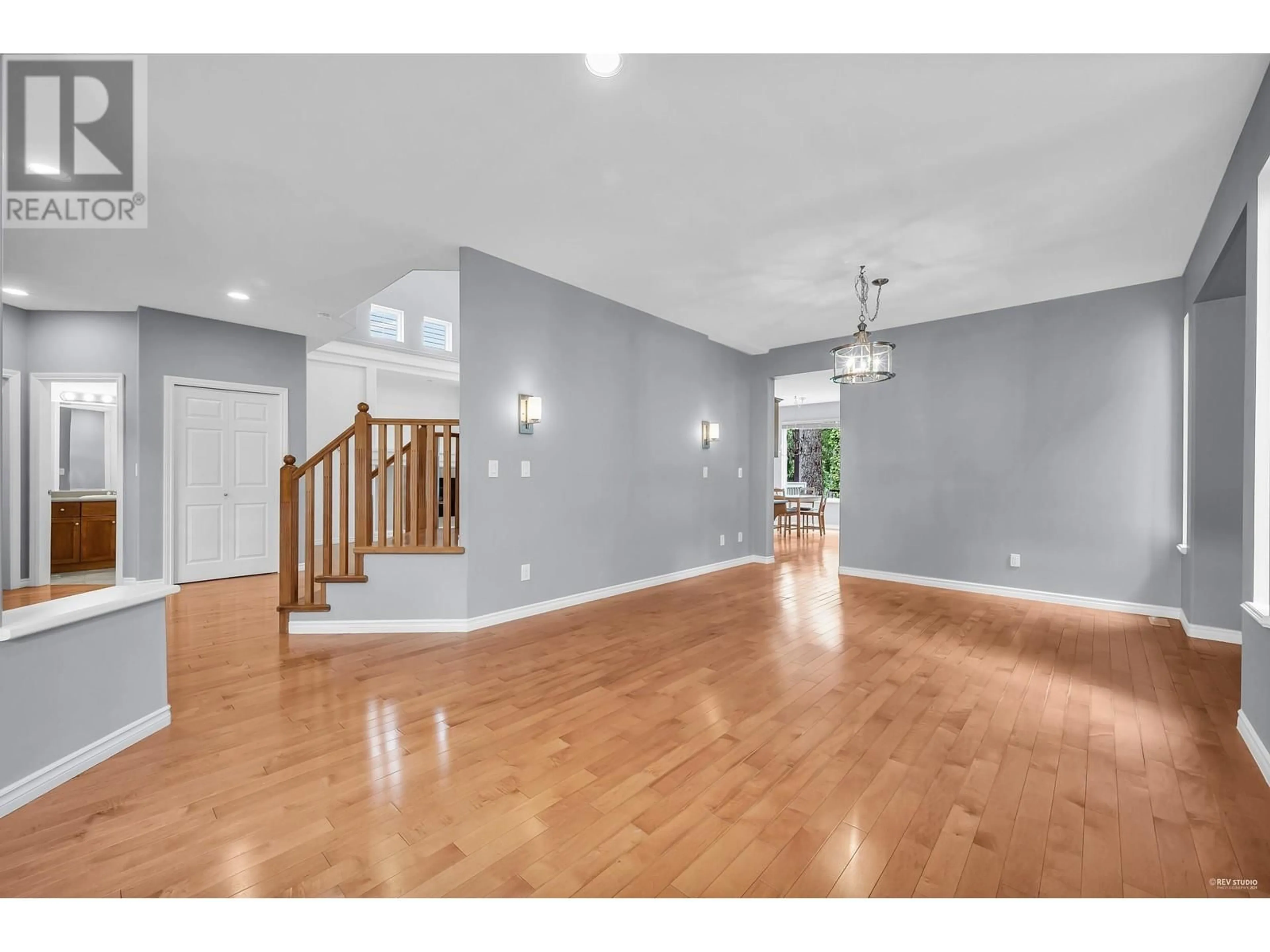 Indoor foyer for 3269 CHARTWELL GRN, Coquitlam British Columbia V3E3M9