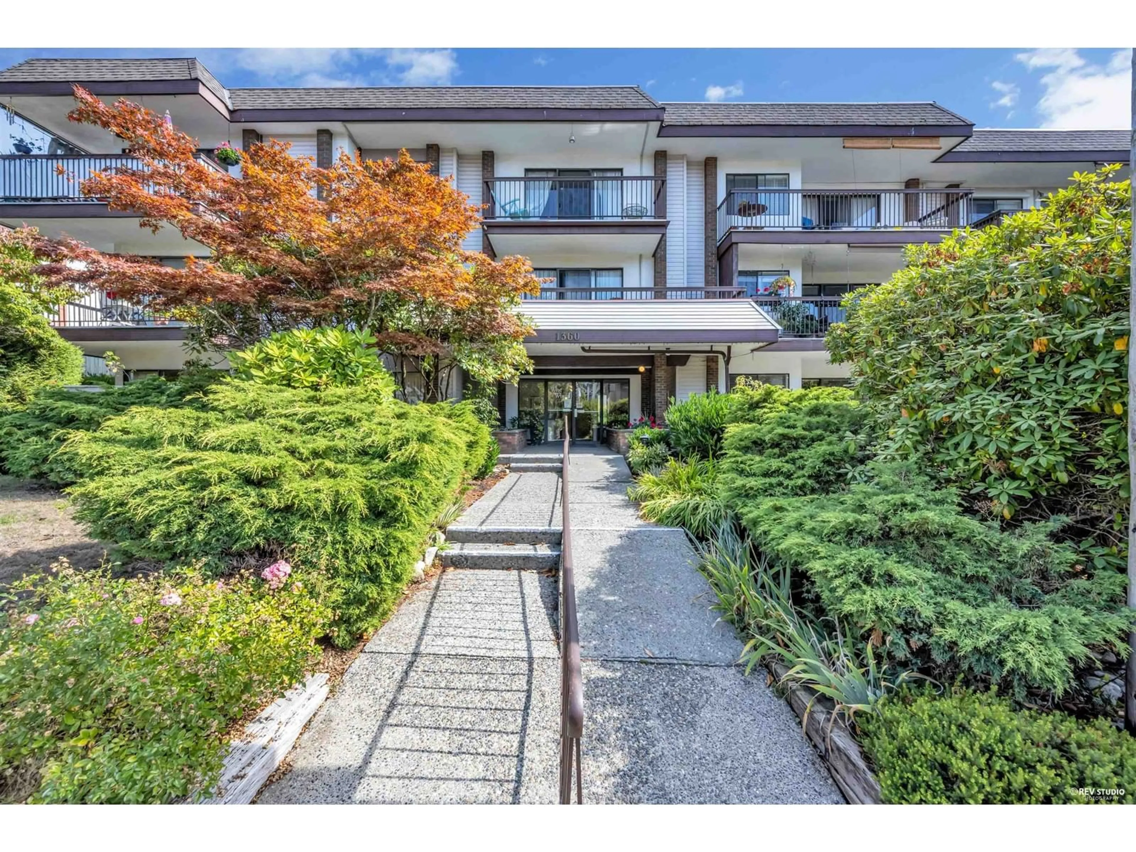 A pic from exterior of the house or condo for 104 1360 MARTIN STREET, White Rock British Columbia V4B3W5