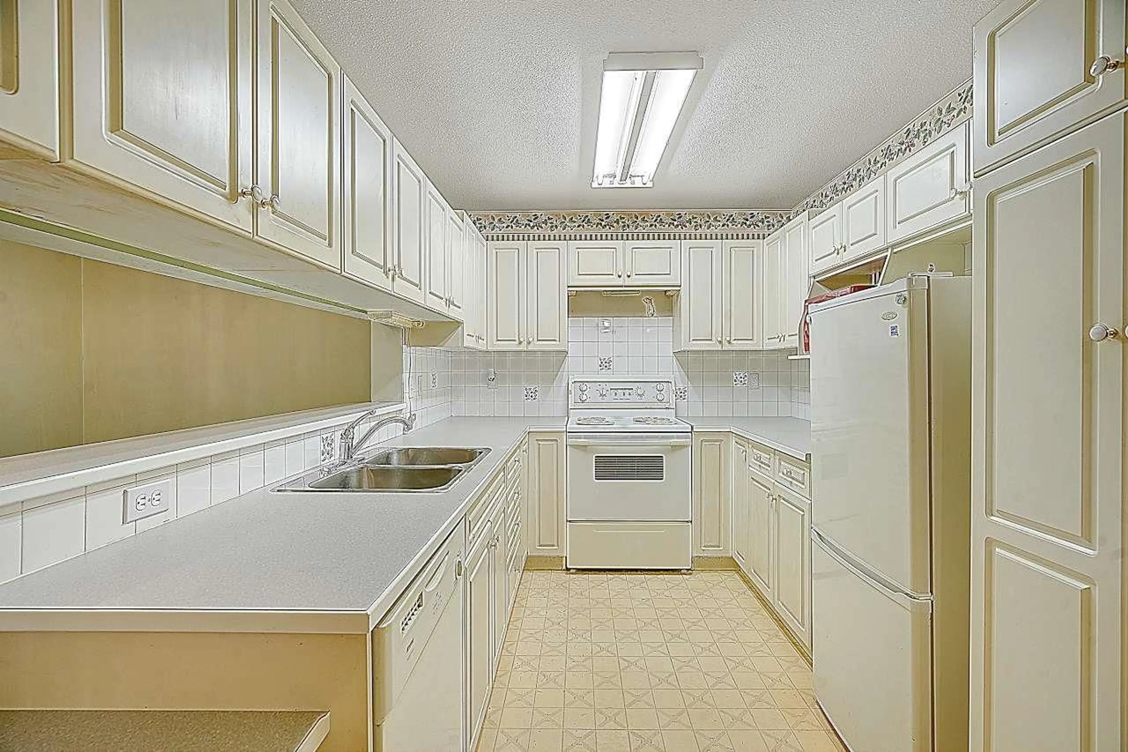 Standard kitchen for 201 13870 70 AVENUE, Surrey British Columbia V3W0R9