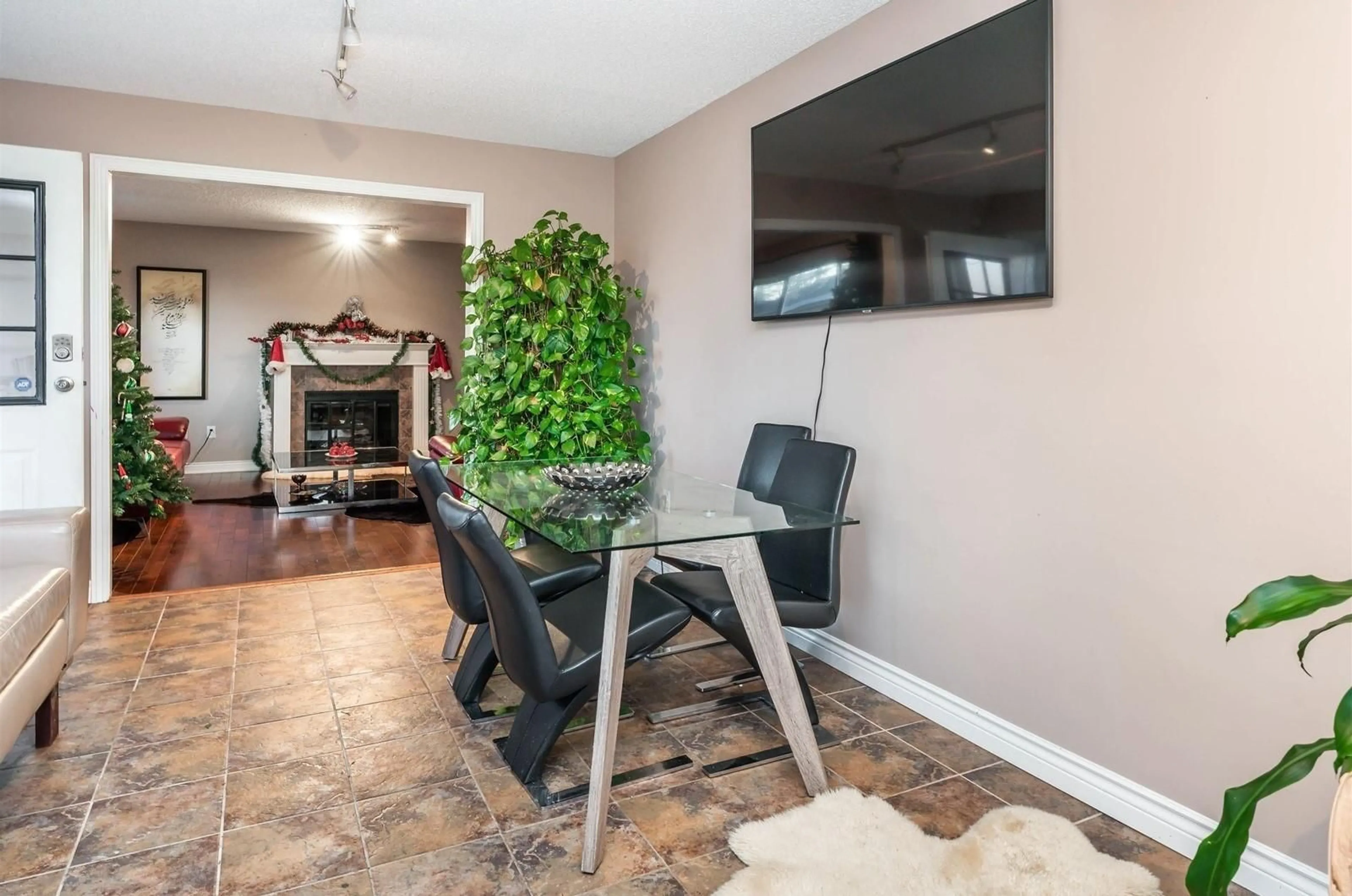 Indoor lobby for 19628 68 AVENUE, Langley British Columbia V2Y1J8