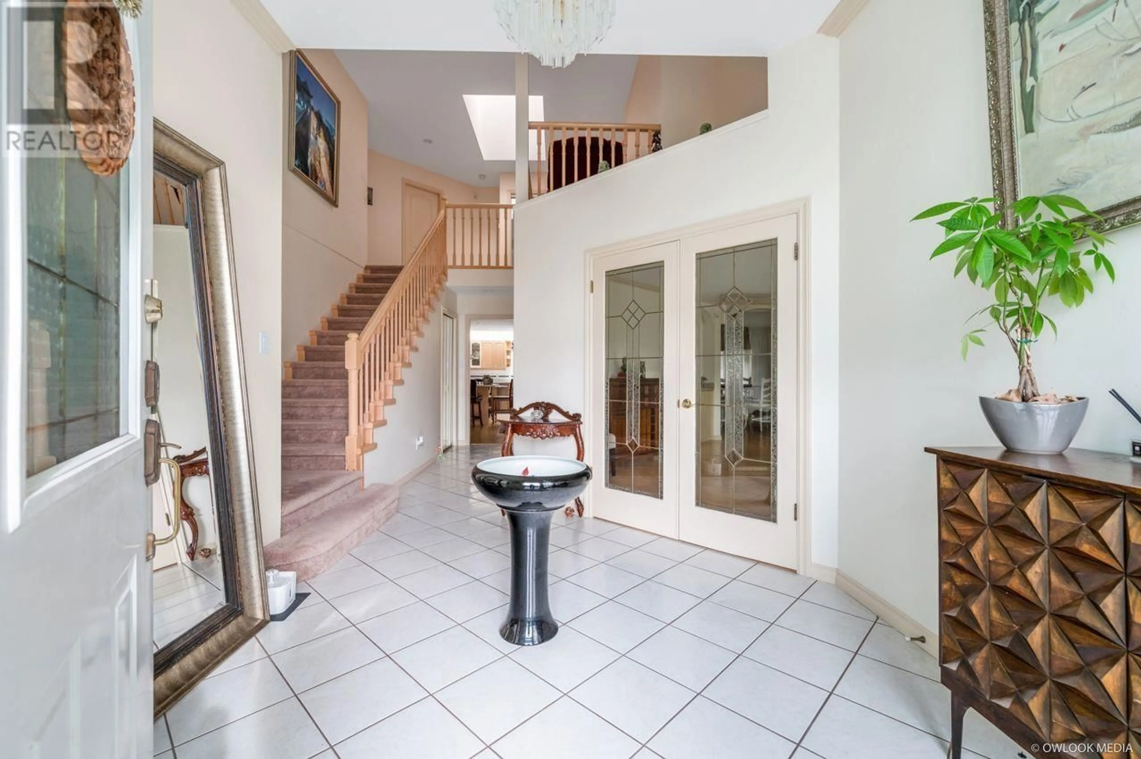 Indoor foyer, wood floors for 5526 CORNWALL DRIVE, Richmond British Columbia V7C5M8