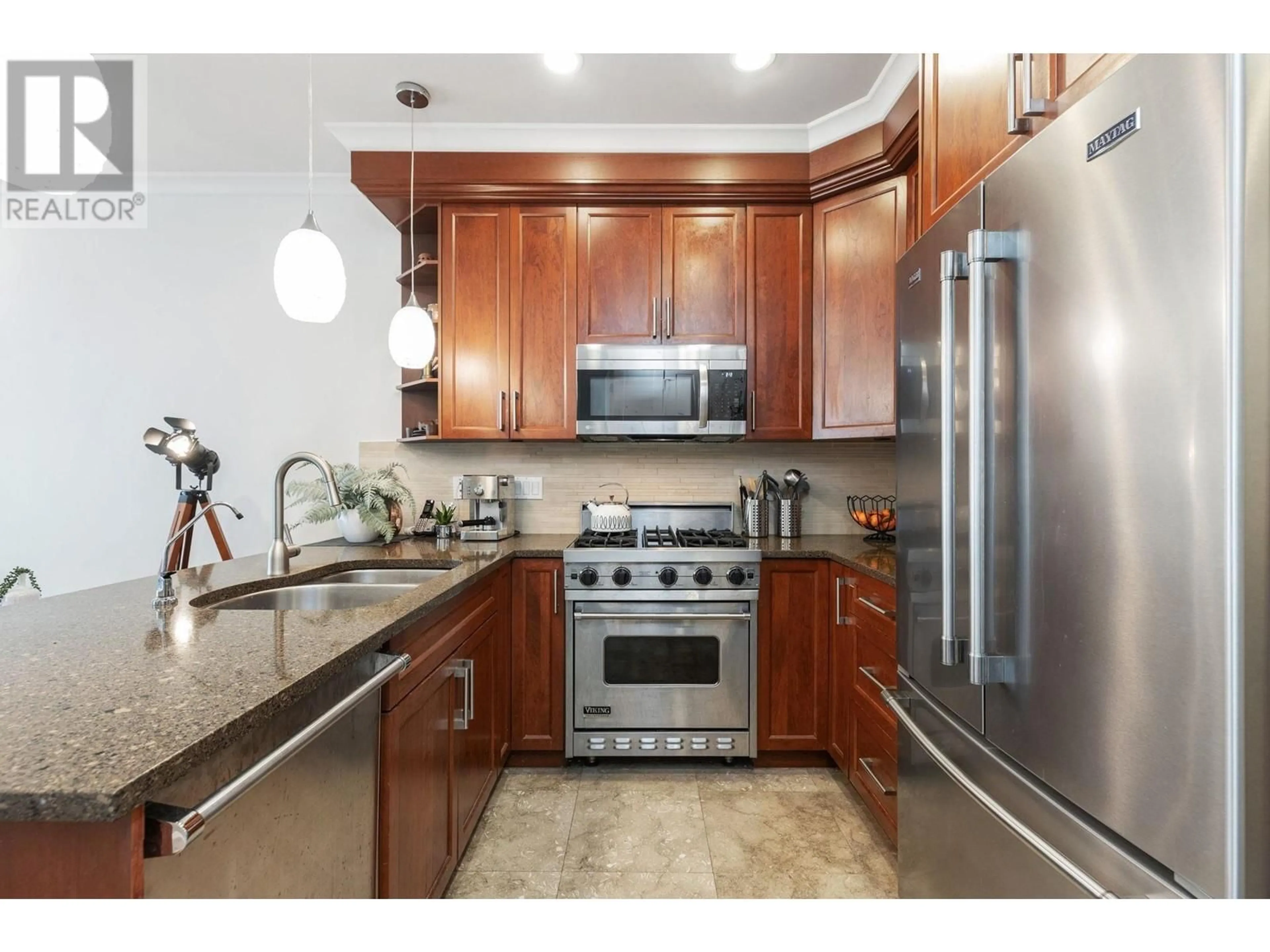 Standard kitchen for 209 6688 ROYAL AVENUE, West Vancouver British Columbia V7W2B9