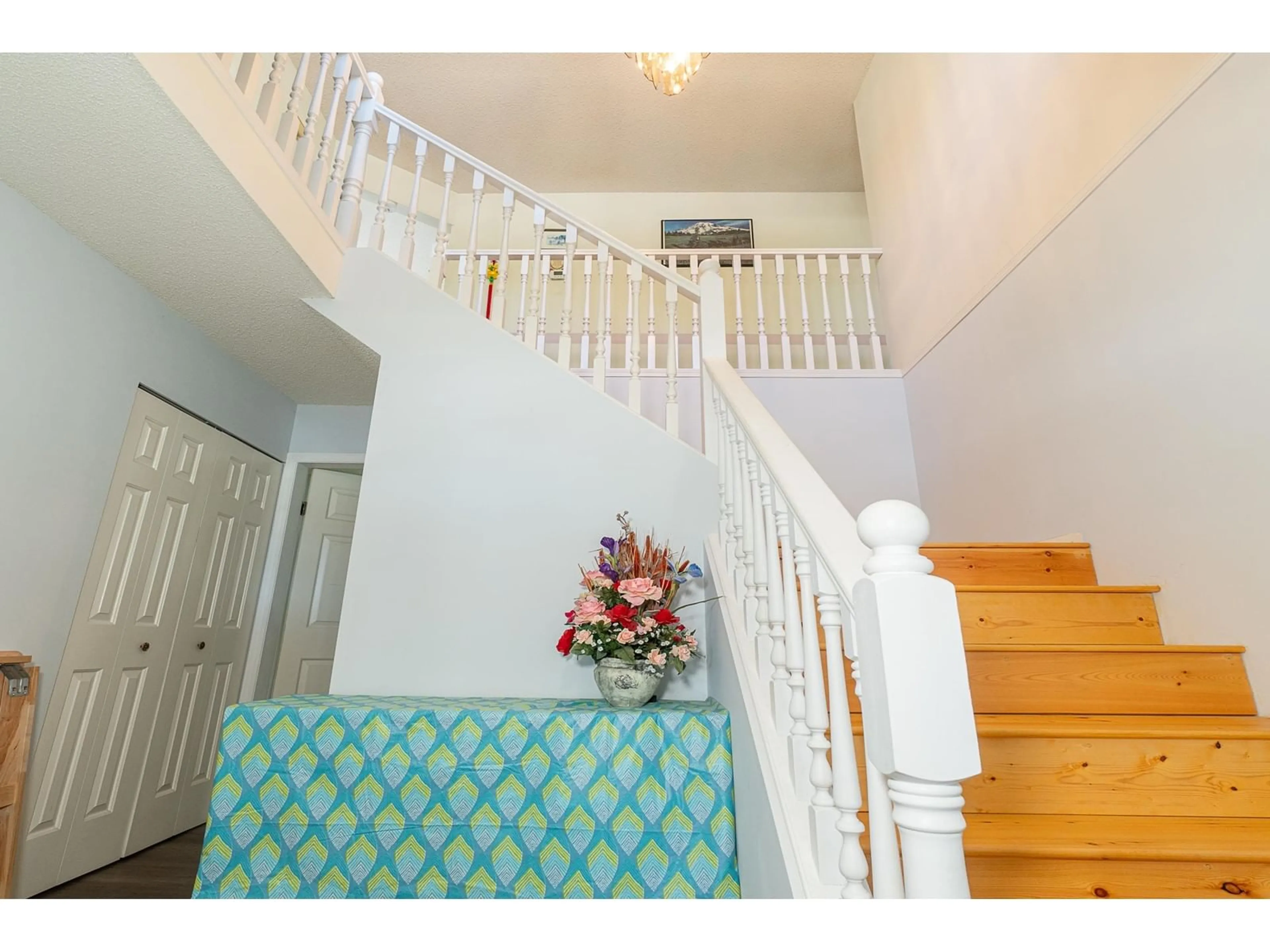 Indoor foyer for 13366 82B AVENUE, Surrey British Columbia V3W0H1