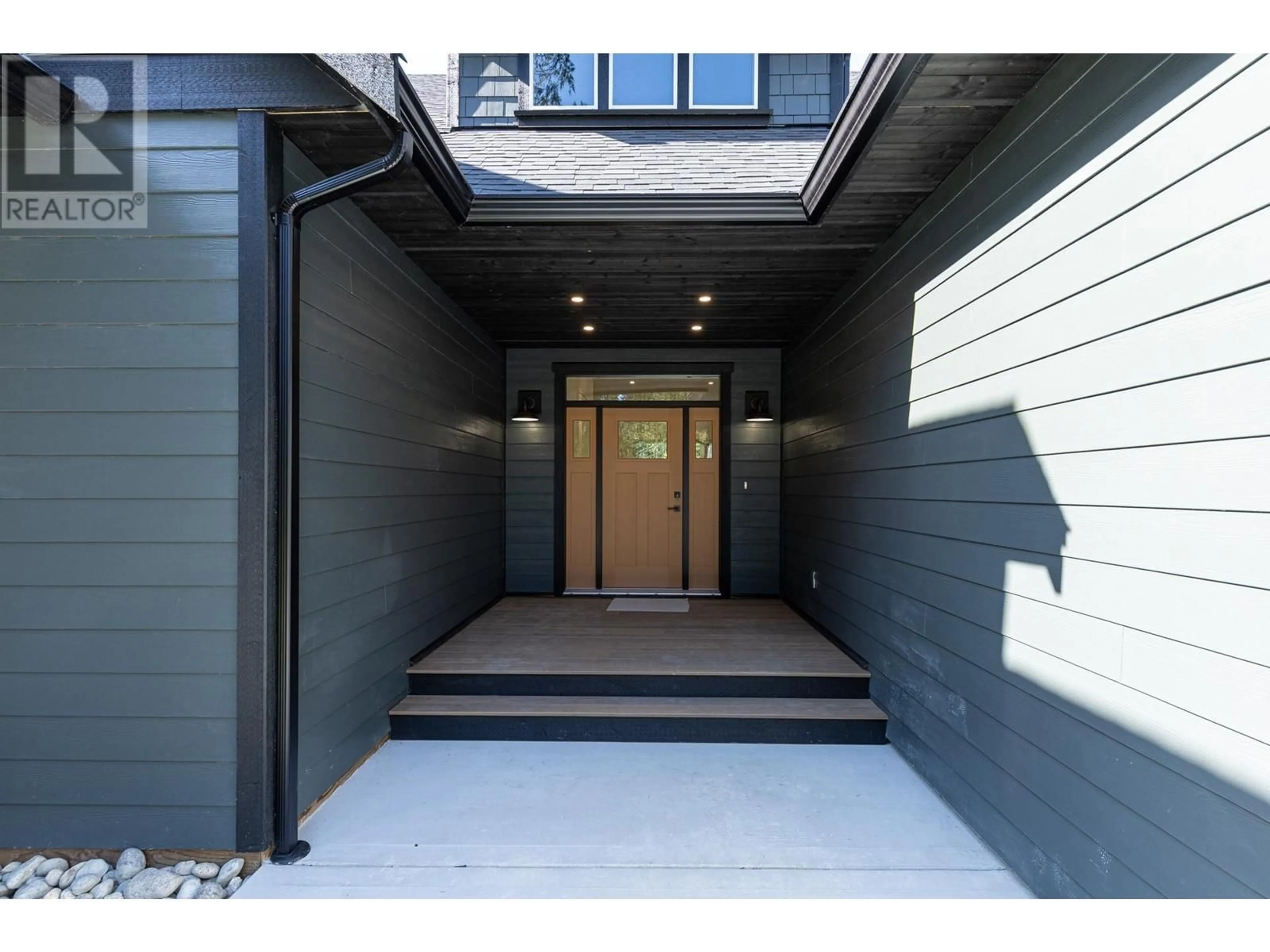 Indoor entryway, cement floor for 3010 GREEN WAY, Roberts Creek British Columbia V0N2W0