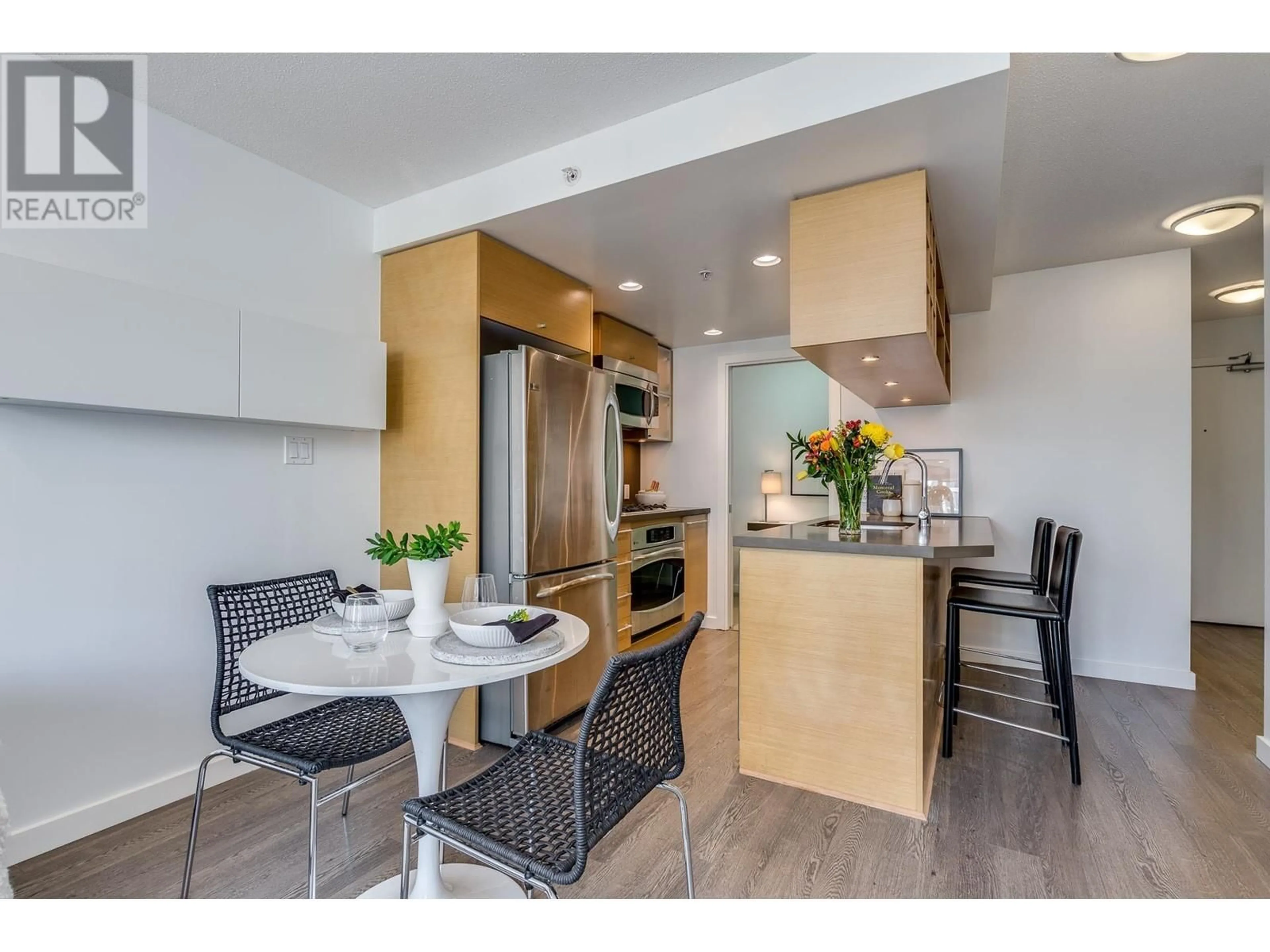 Contemporary kitchen for 1102 833 SEYMOUR STREET, Vancouver British Columbia V6B0G4