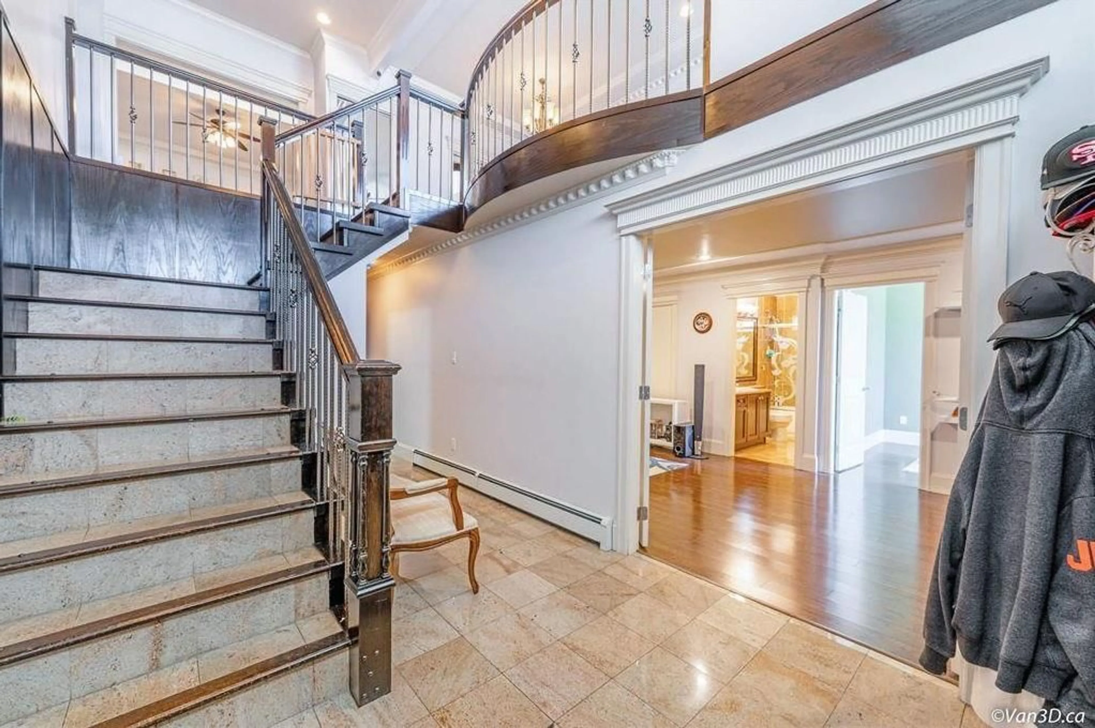 Indoor foyer for 9338 125 STREET, Surrey British Columbia V3V4X6