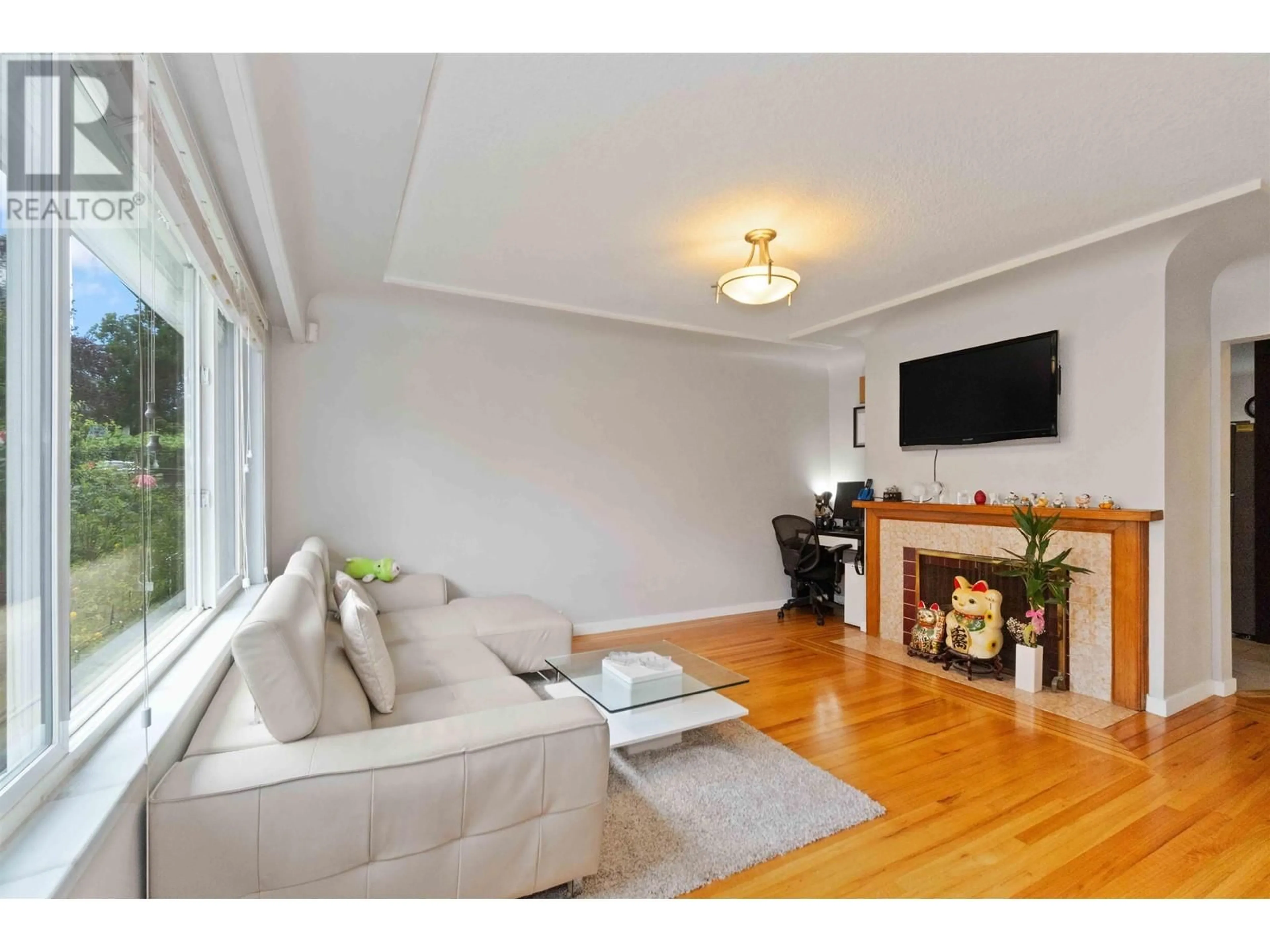 Living room for 3221 NAPIER STREET, Vancouver British Columbia V5K2X2