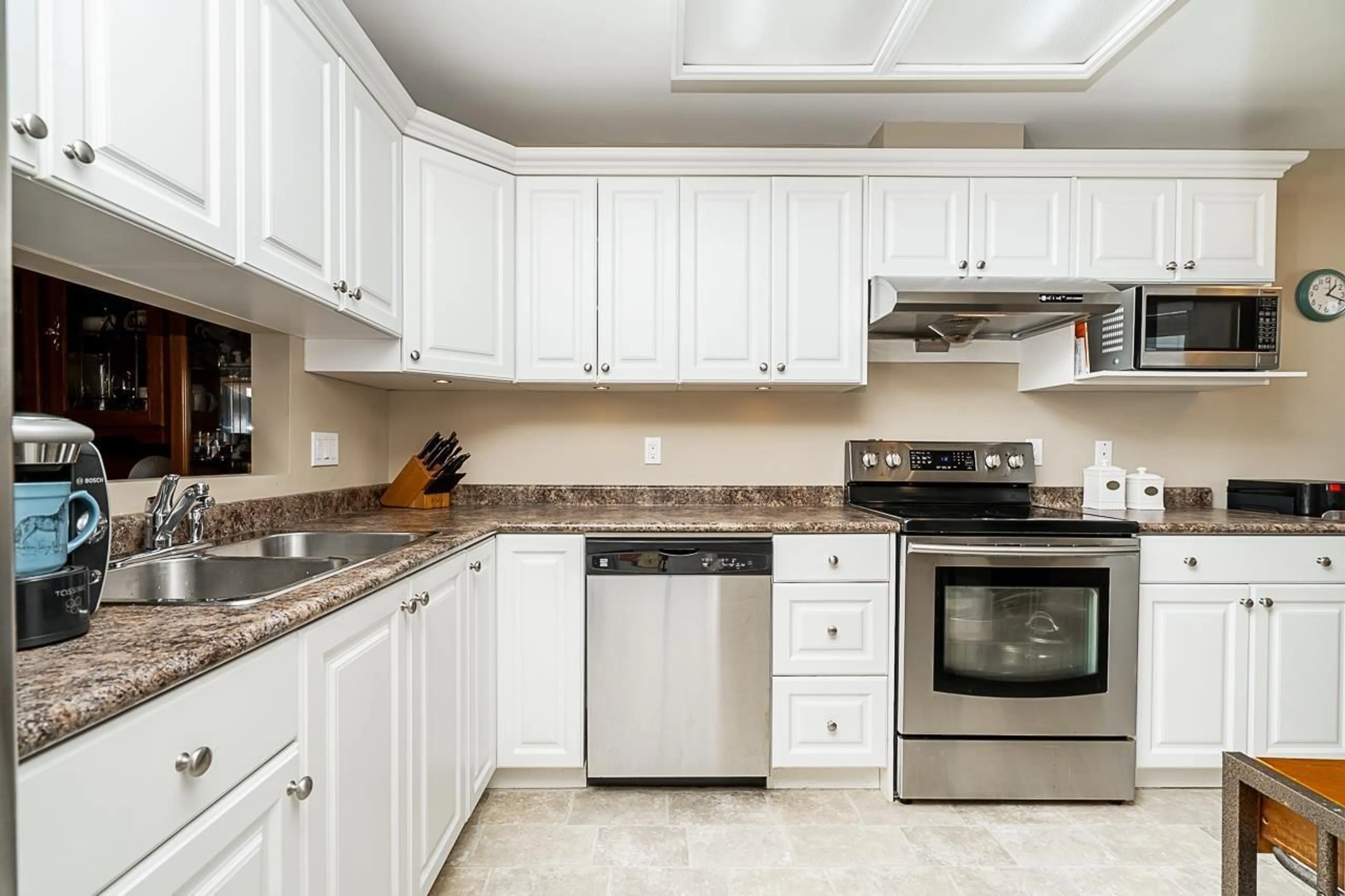 Standard kitchen for 4 6537 138 STREET, Surrey British Columbia V3W0C2