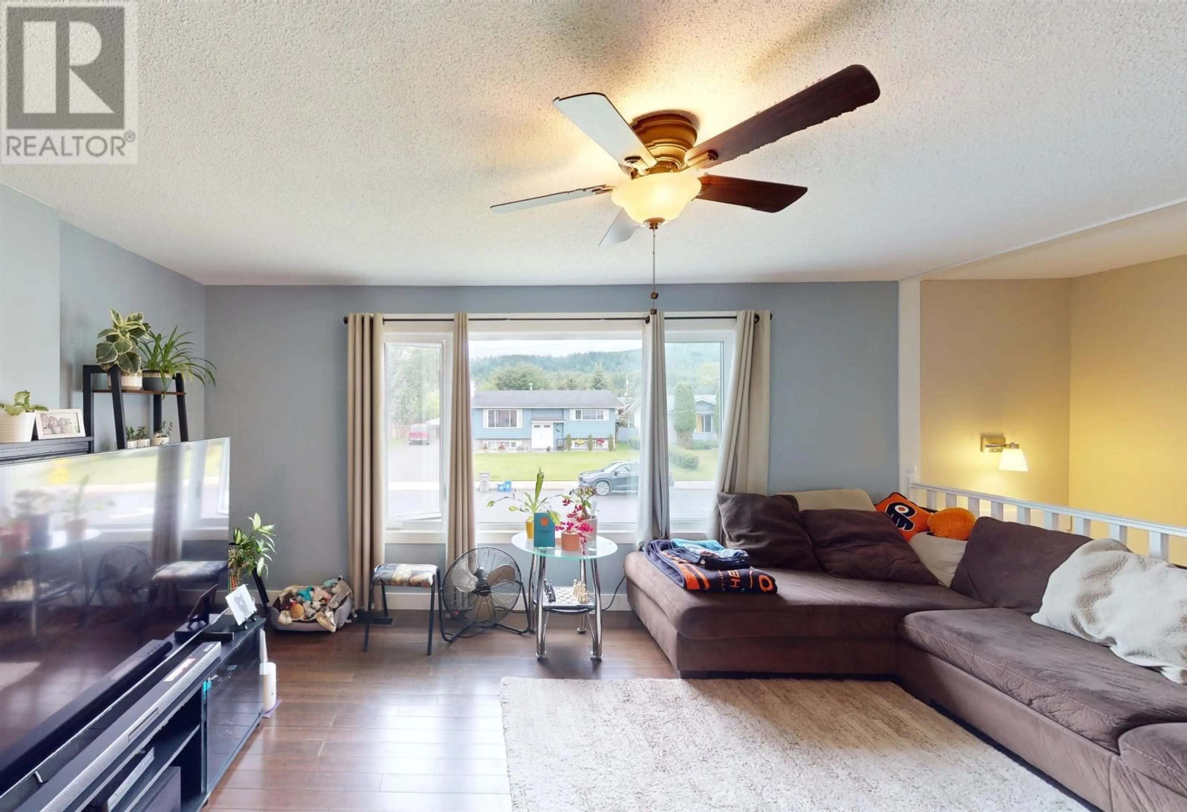 Living room, wood floors for 359 RITCHIE AVENUE, Quesnel British Columbia V2J3L1