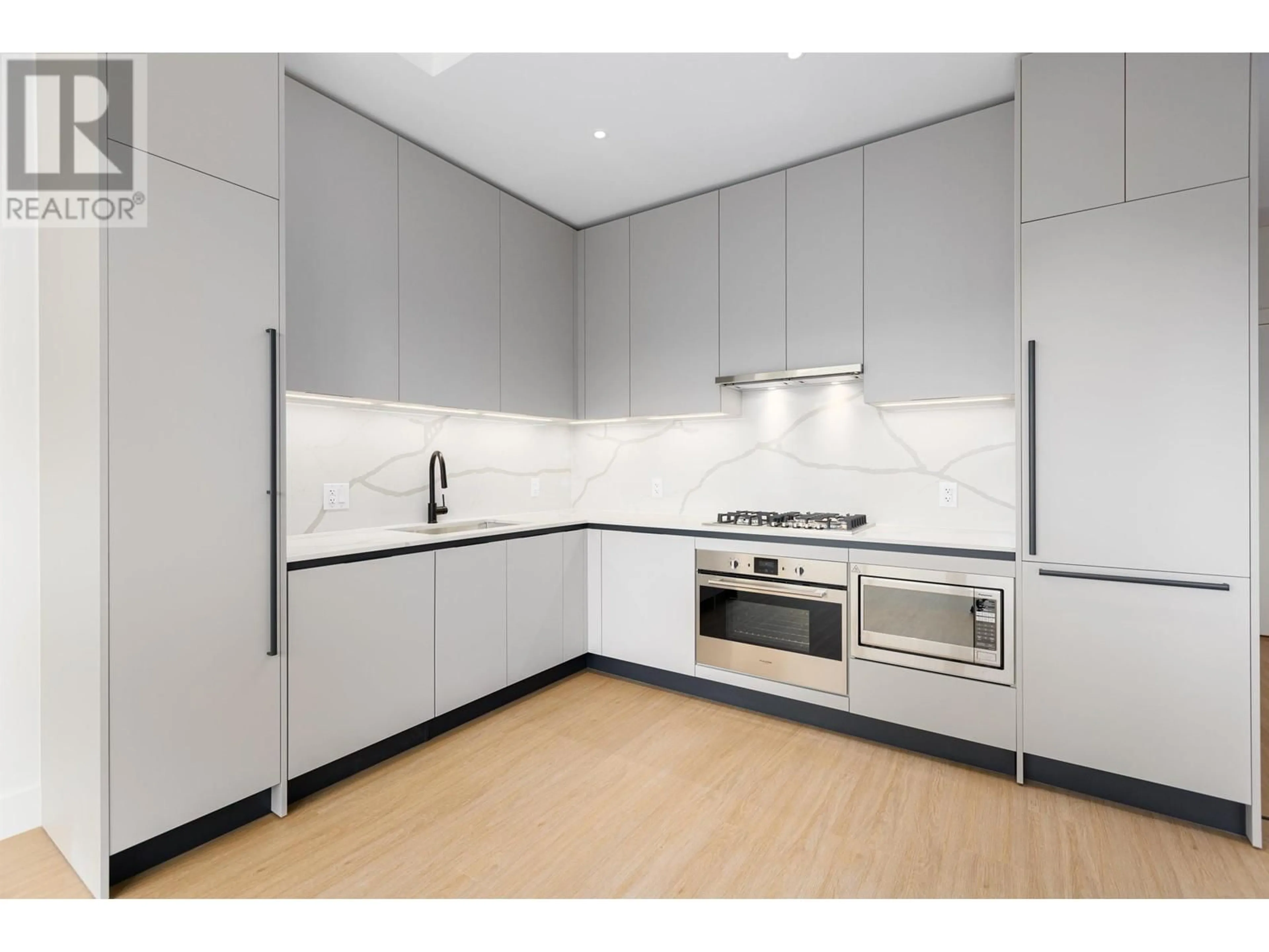 Standard kitchen for 611 2235 E BROADWAY, Vancouver British Columbia V5N0J5