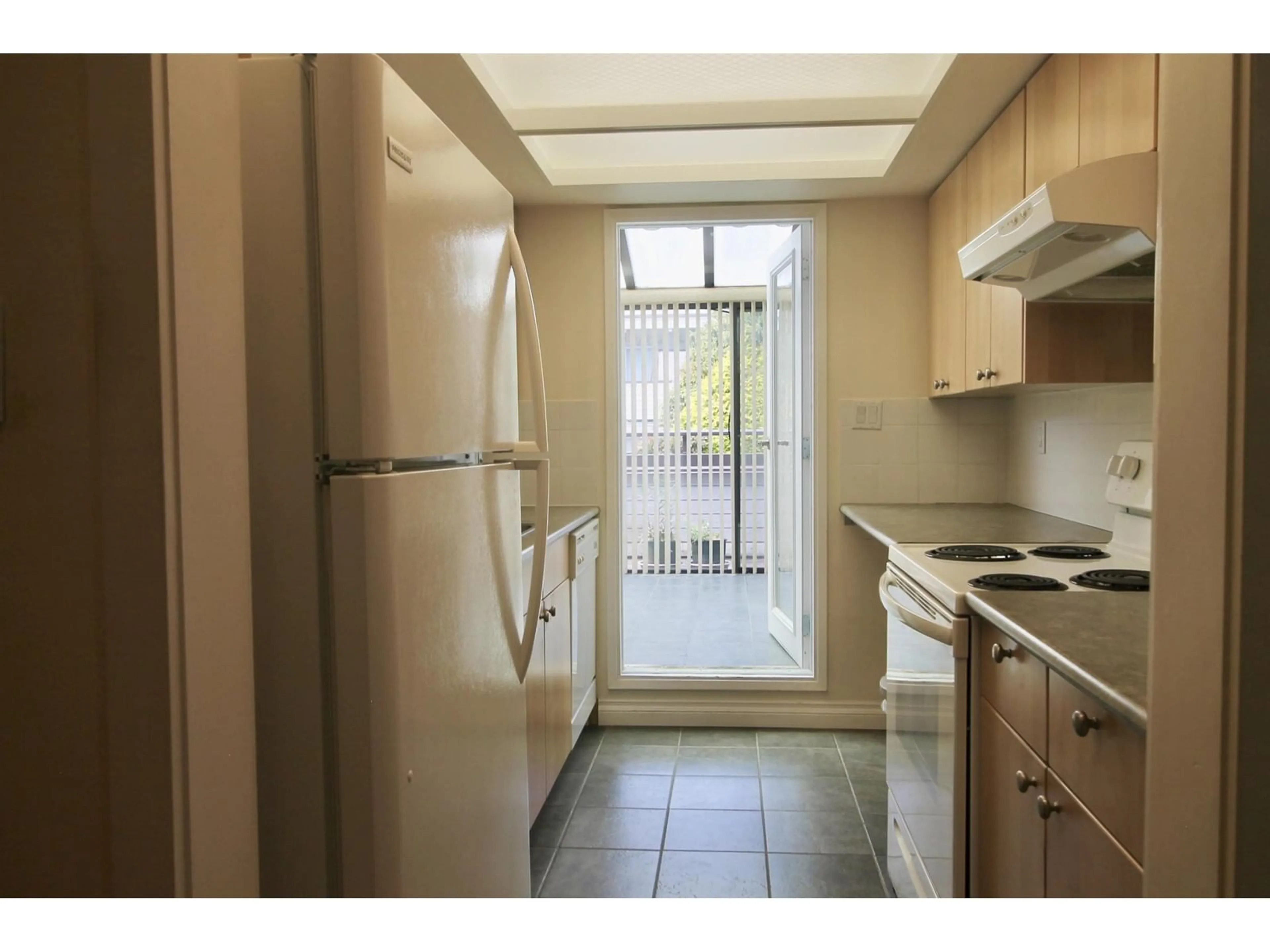 Standard kitchen, unknown for 1469 MERKLIN, White Rock British Columbia V4B4C4