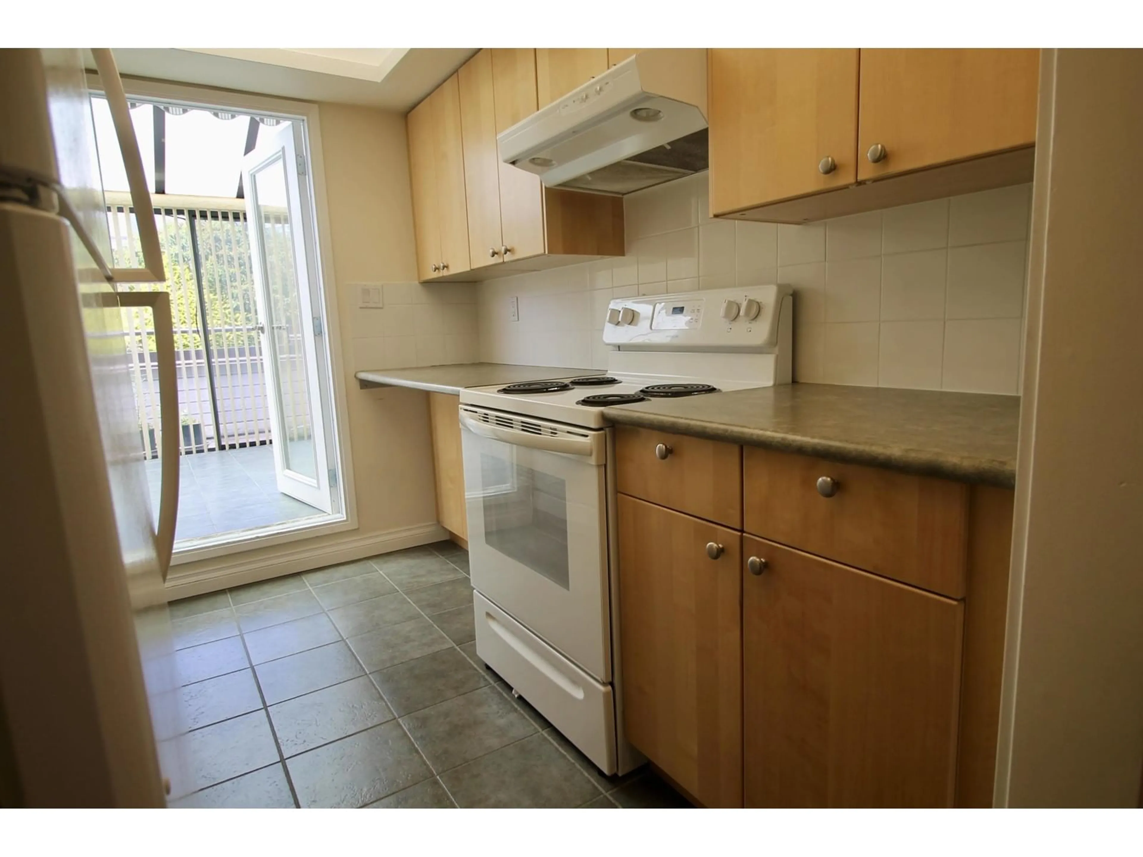 Standard kitchen, unknown for 1469 MERKLIN, White Rock British Columbia V4B4C4