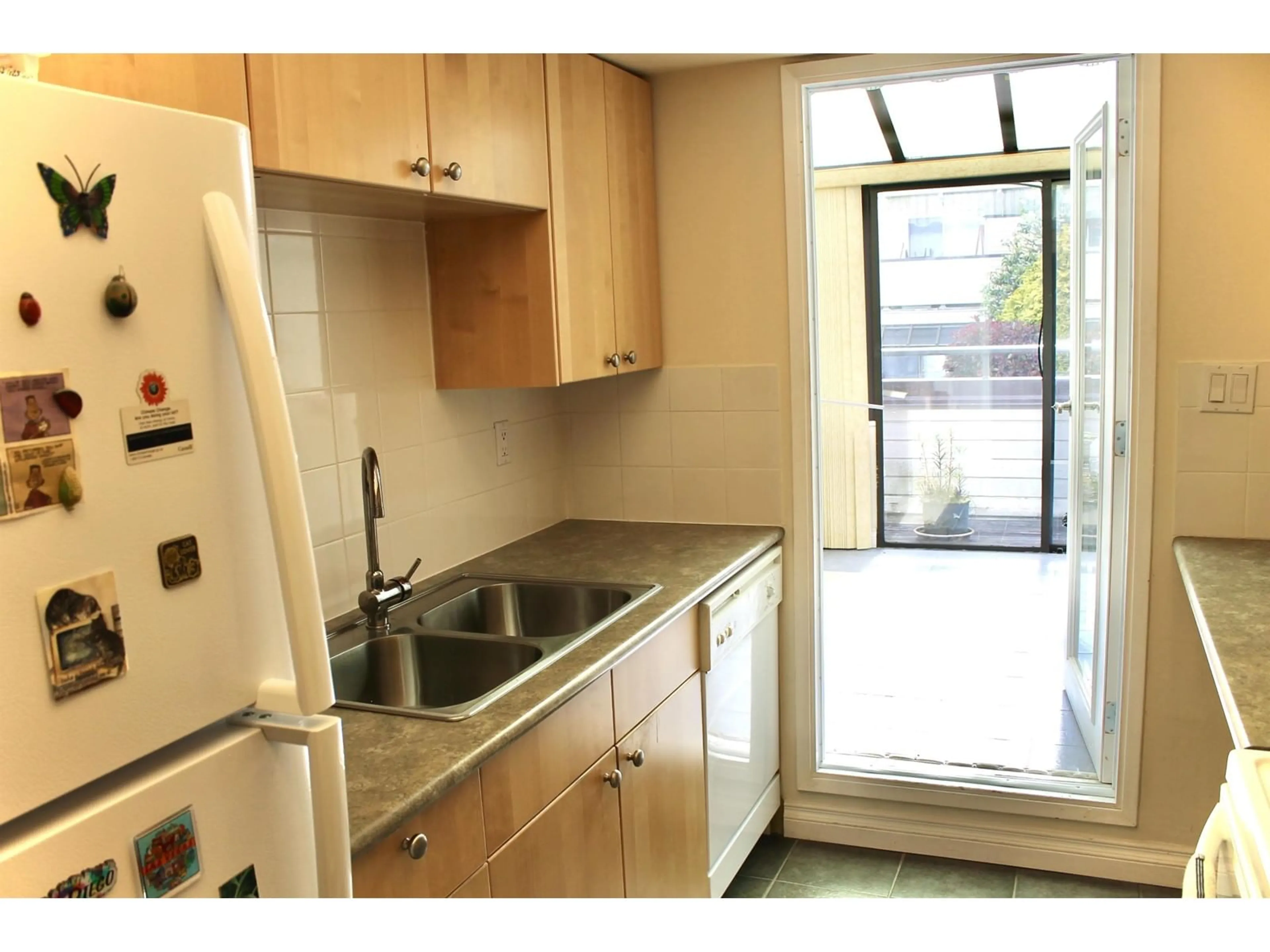 Standard kitchen, unknown for 1469 MERKLIN, White Rock British Columbia V4B4C4