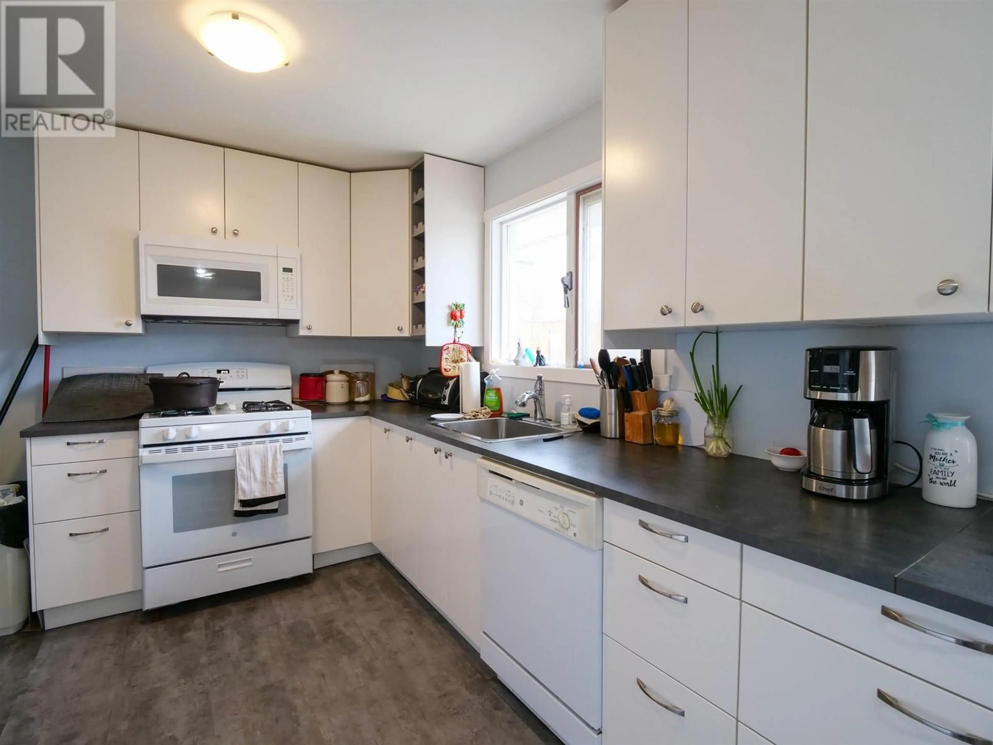 Standard kitchen for 424 HARTLEY STREET, Quesnel British Columbia V2J1W6