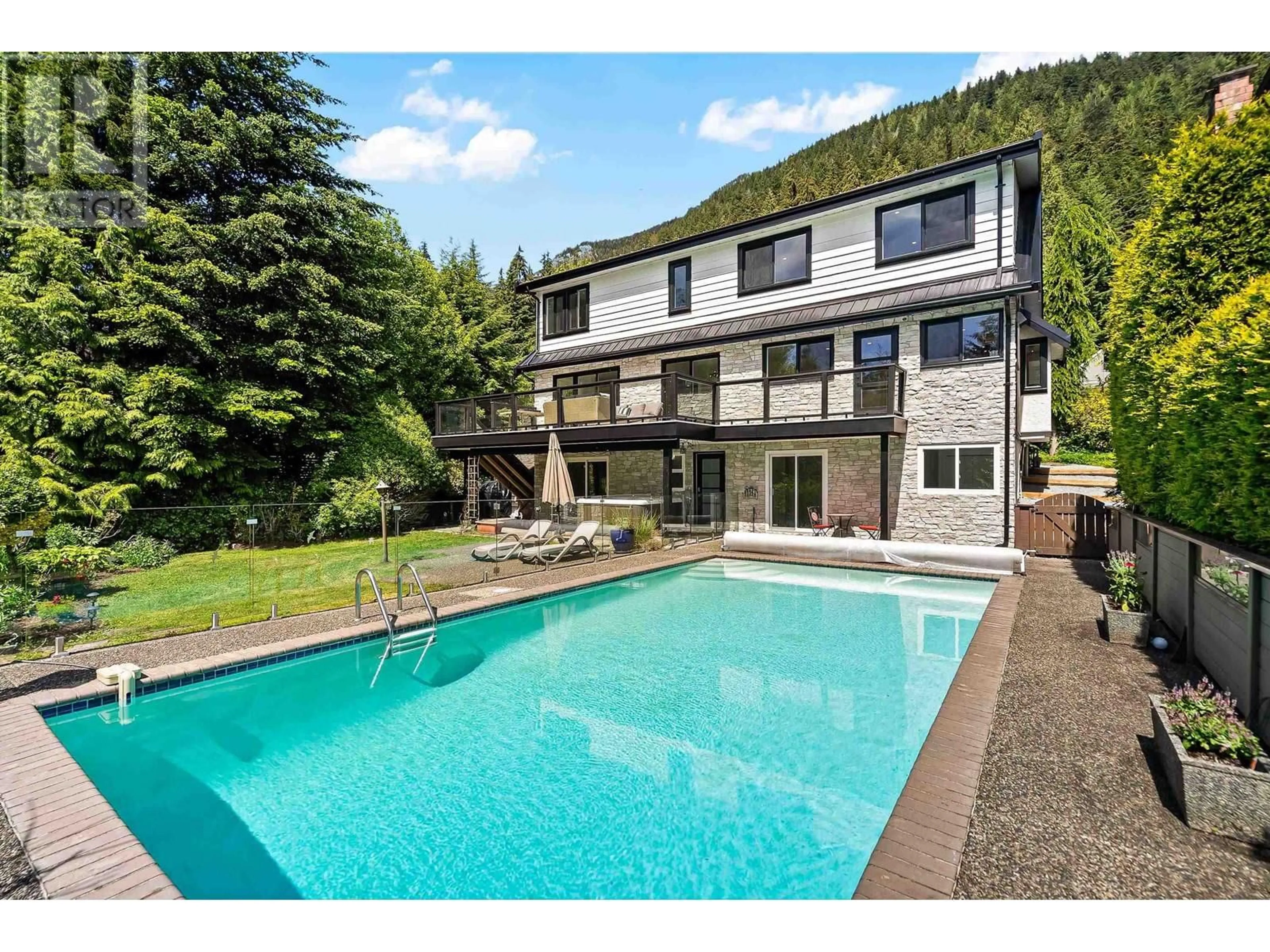 Indoor or outdoor pool for 5551 MOLINA ROAD, North Vancouver British Columbia V7R4P3