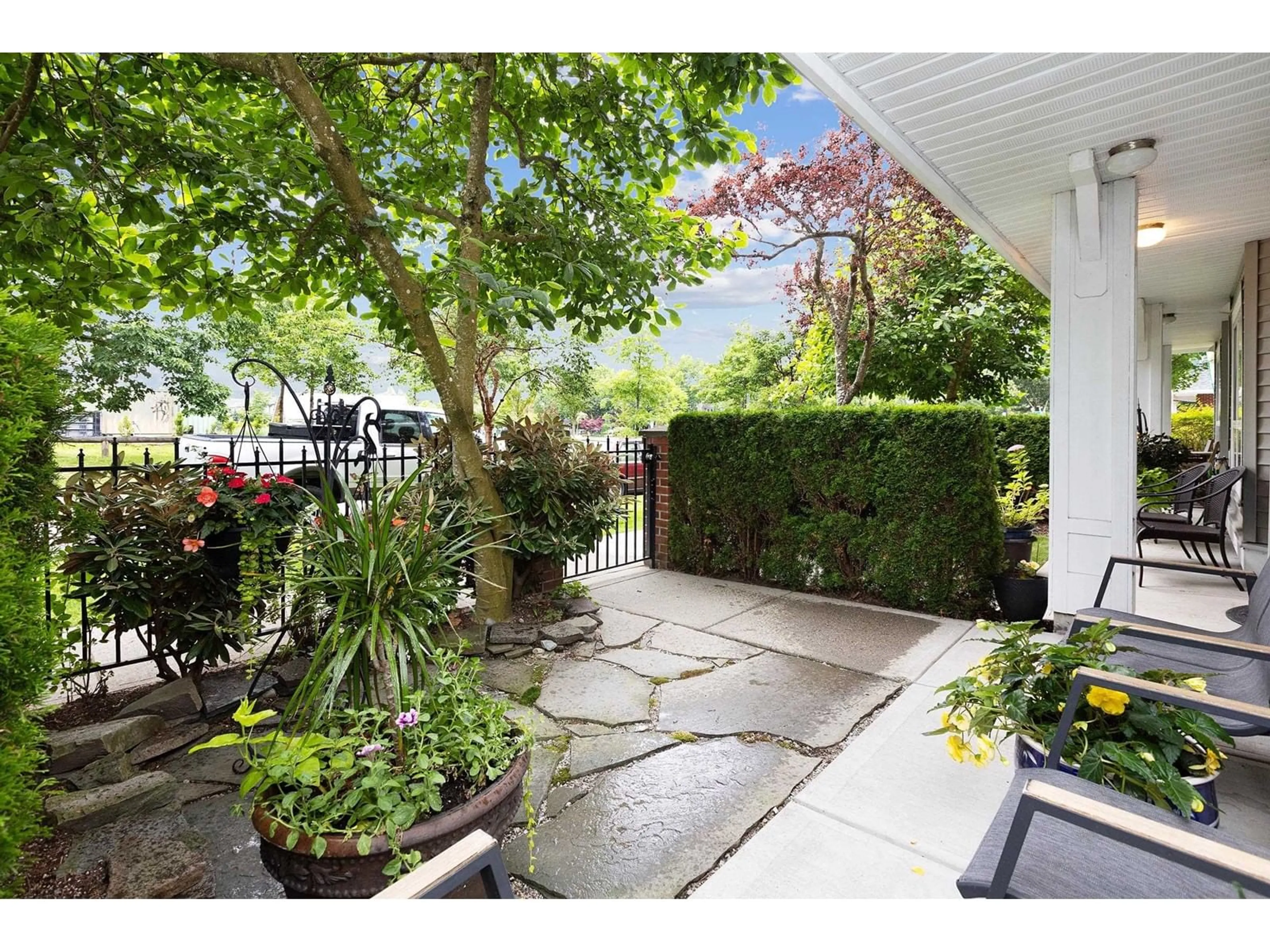 Patio for 4 5988 OLD MCLELLAN ROAD, Surrey British Columbia V3S1N3