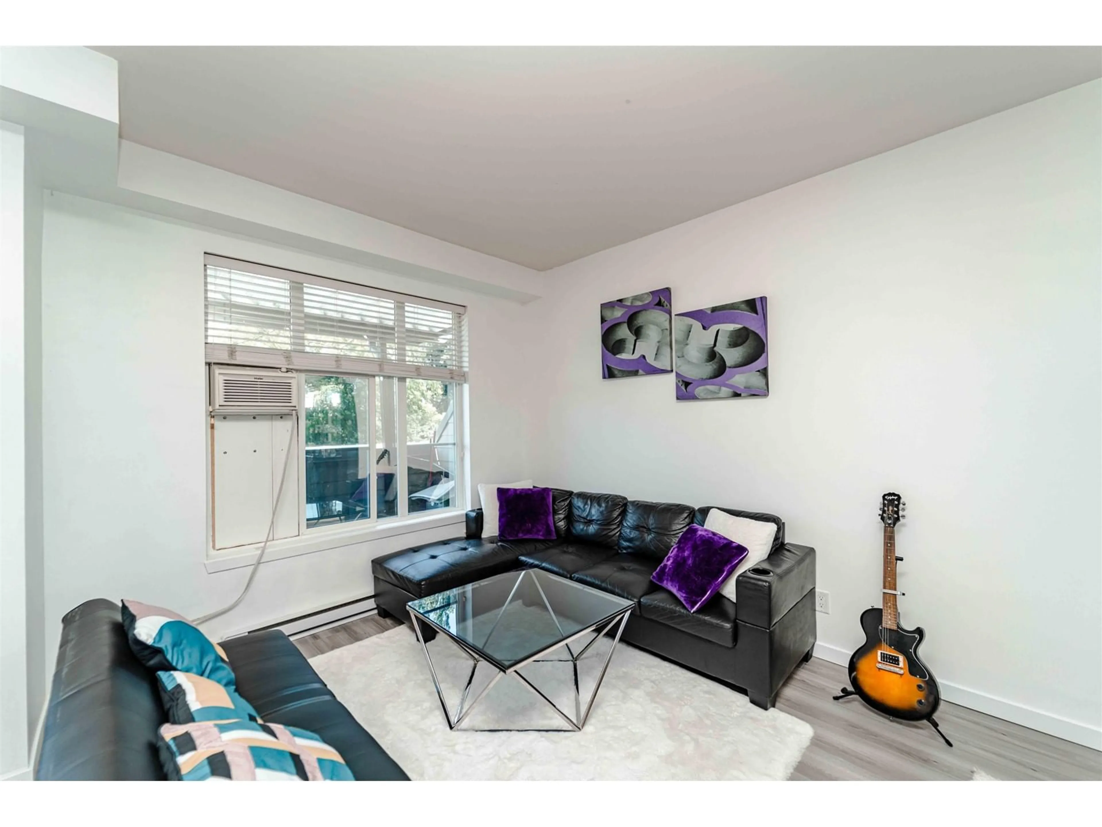 Living room, wood floors for 216 32083 HILLCREST AVENUE, Abbotsford British Columbia V2T1S3