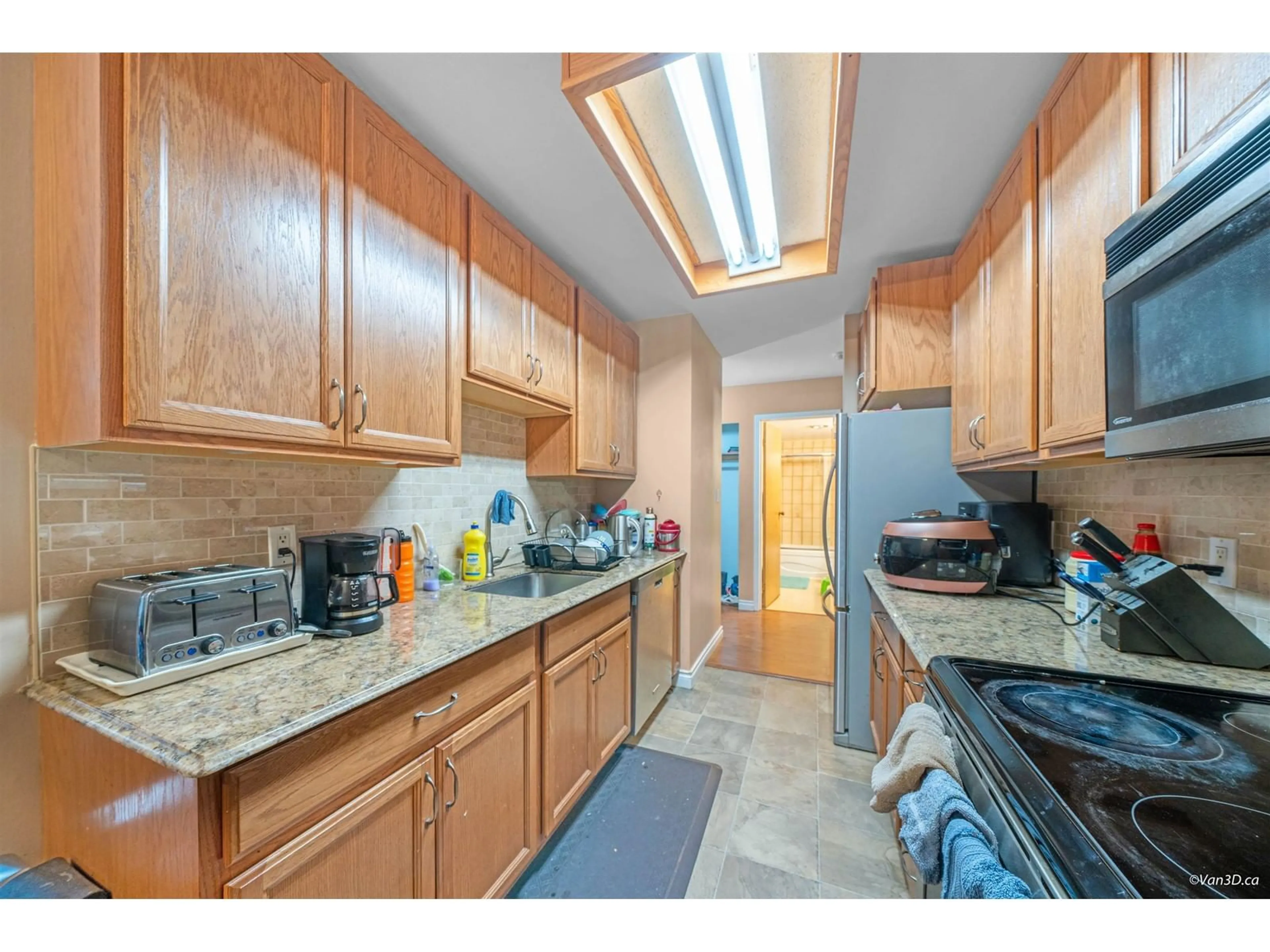 Kitchen for 117 13507 96 AVENUE, Surrey British Columbia V3V7P3