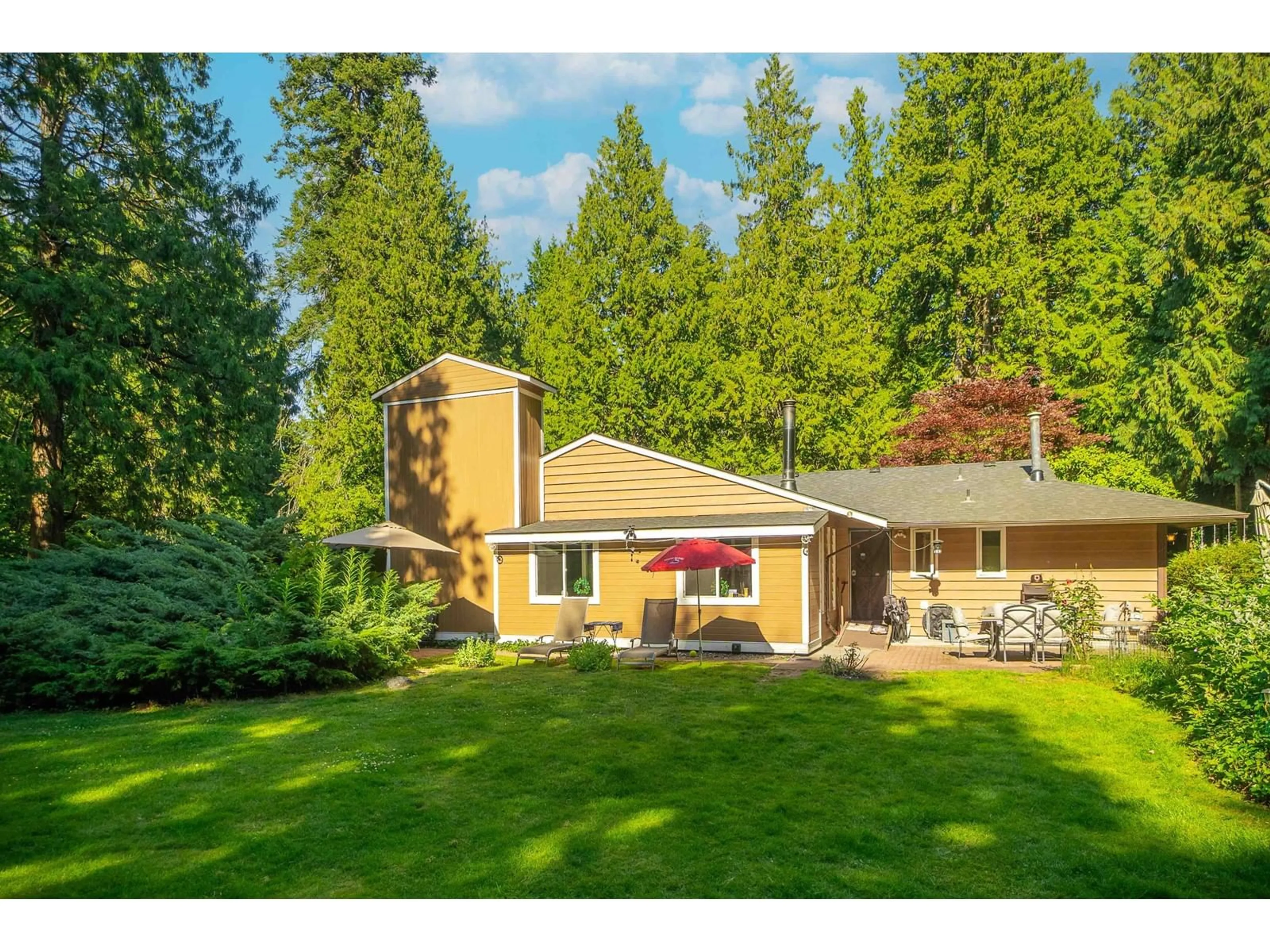A pic from outside/outdoor area/front of a property/back of a property/a pic from drone, unknown for 13425 WOODCREST, Surrey British Columbia V4P1W3