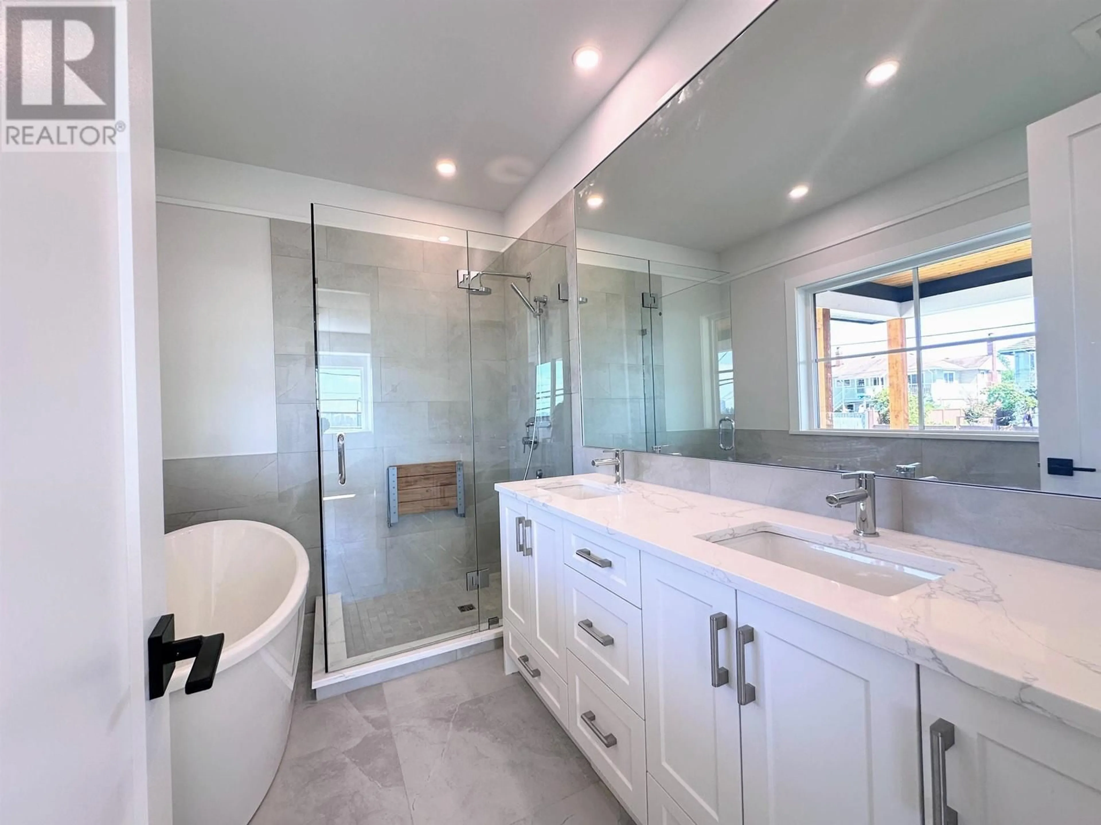 Contemporary bathroom, ceramic floors for 810 SCOTT STREET, New Westminster British Columbia V3L4T8