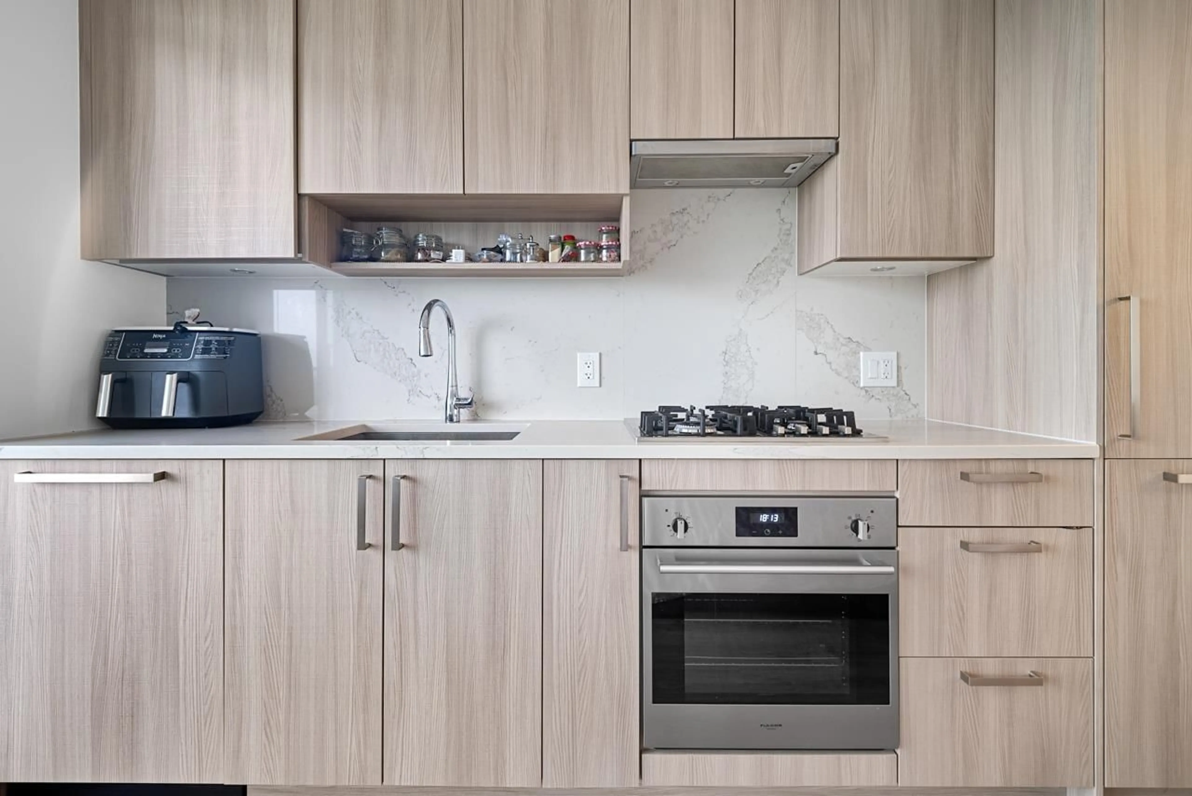 Standard kitchen for 2909 13350 CENTRAL AVENUE, Surrey British Columbia V3T0S1
