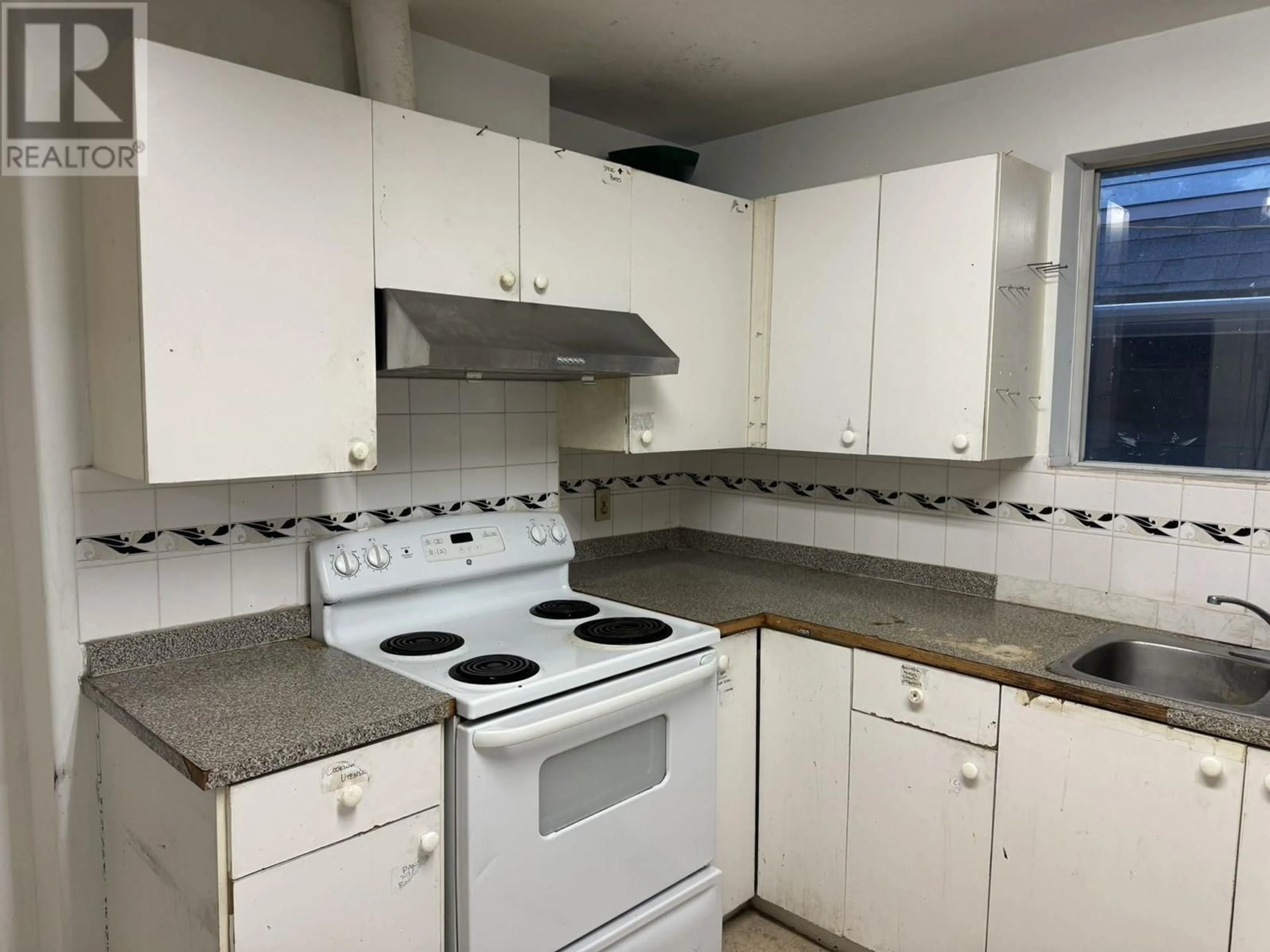 Standard kitchen for 4050 PERRY STREET, Vancouver British Columbia V5N3X3